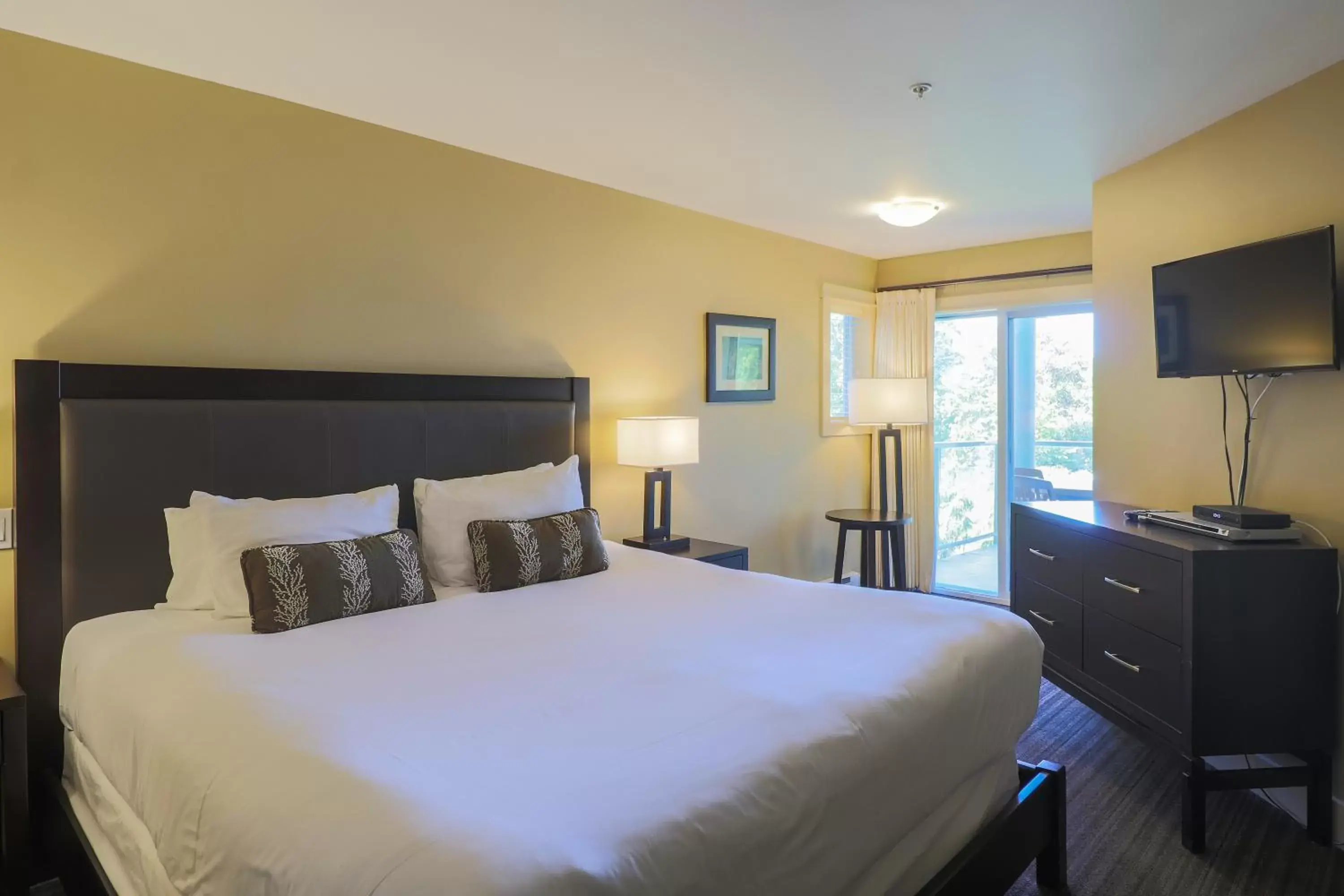 Bedroom, Bed in Pacific Shores Resort & Spa