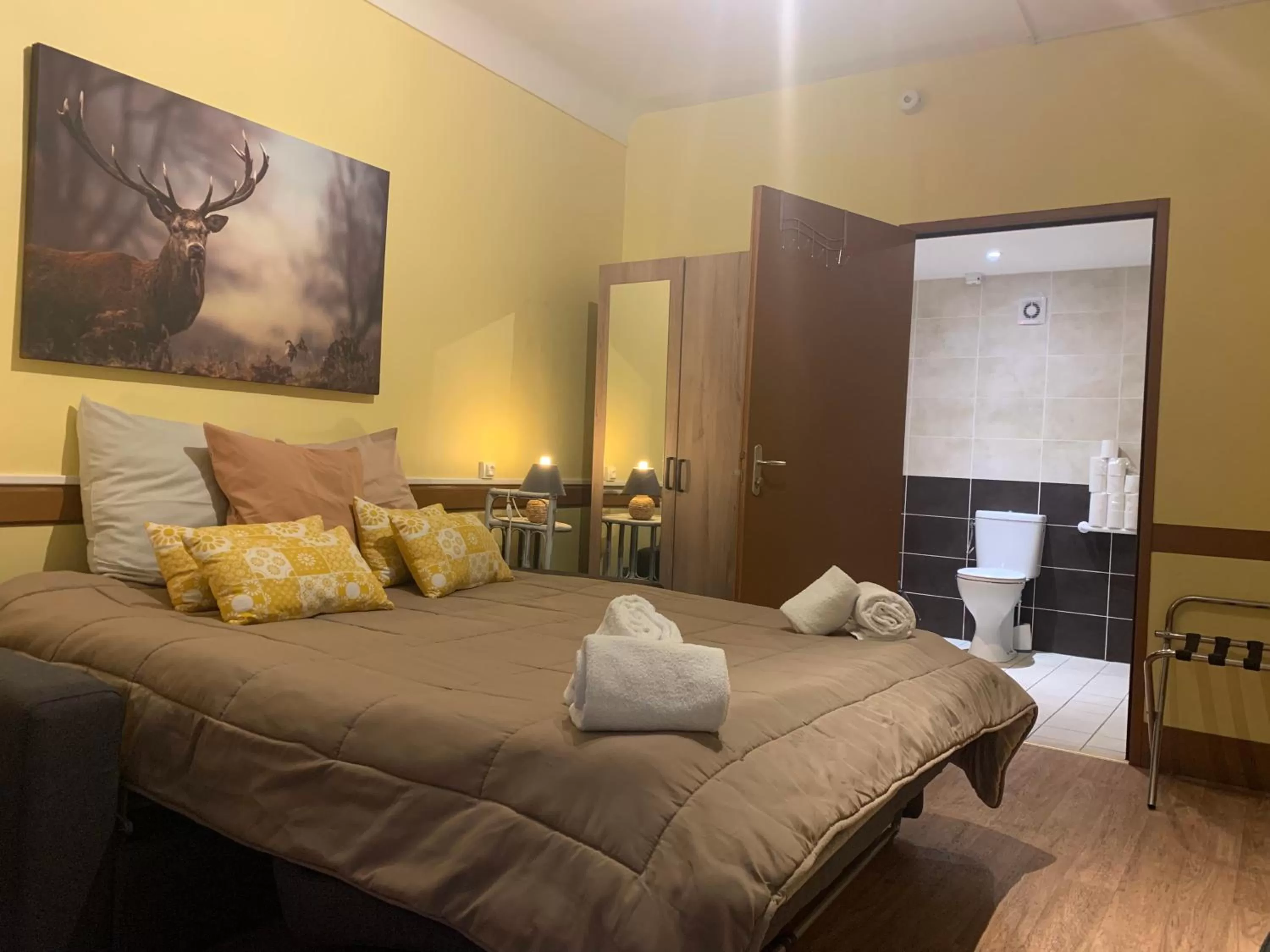 Photo of the whole room, Bed in Hôtel Du Cheval Blanc Barcelonnette