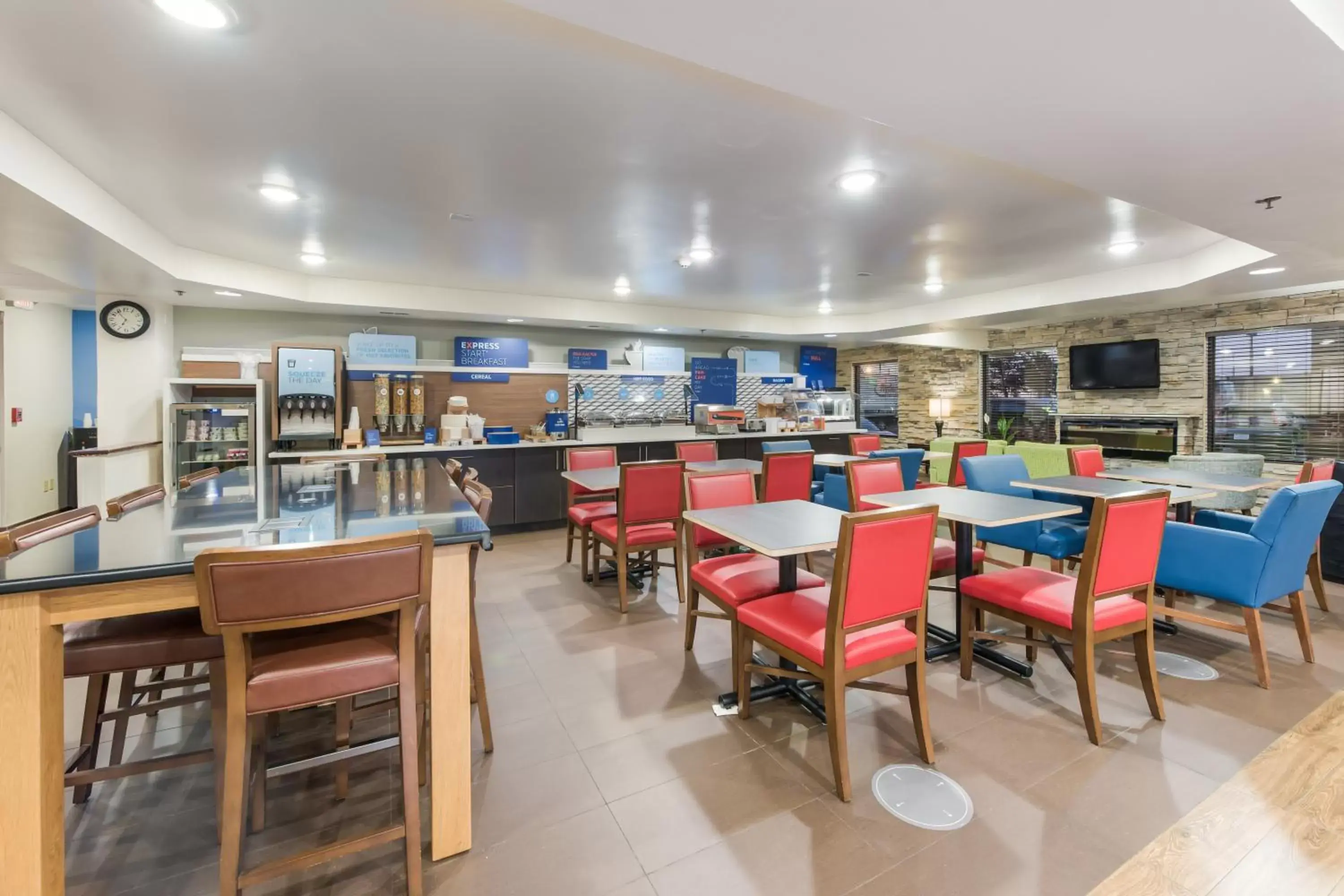 Breakfast, Restaurant/Places to Eat in Holiday Inn Express London-I-70, an IHG Hotel
