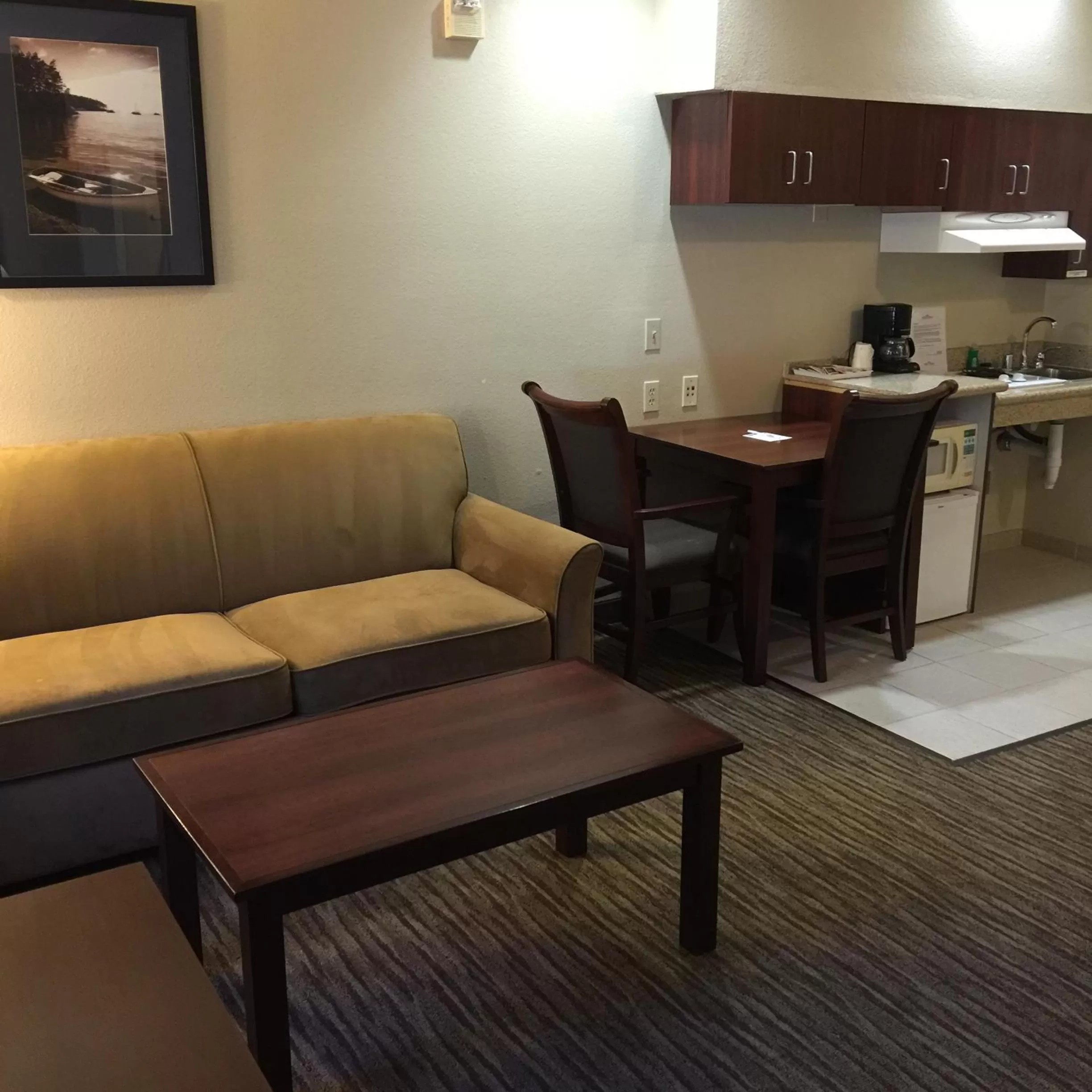 Seating area in Hawthorn Suites by Wyndham Rancho Cordova/Folsom