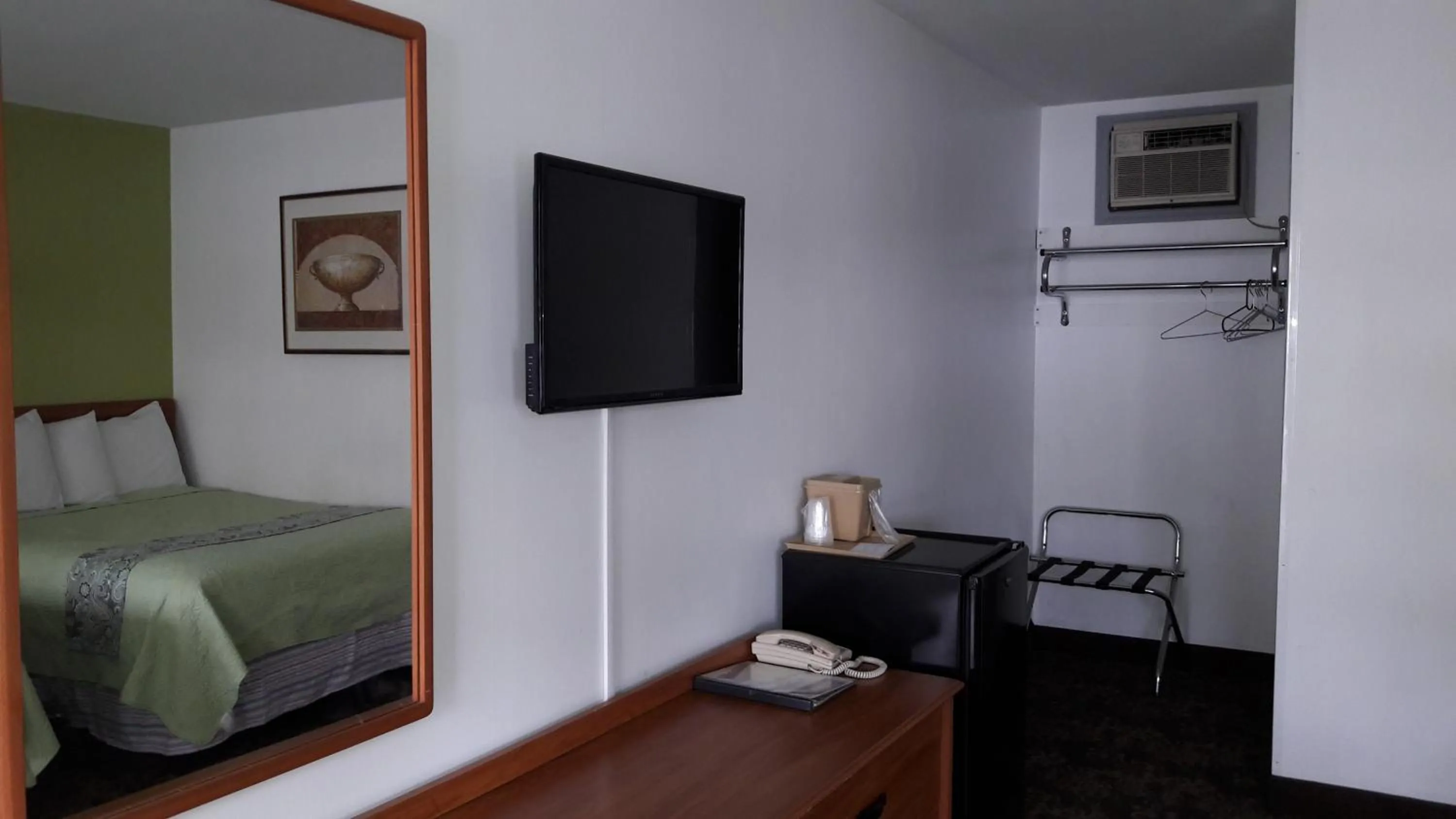 Day, Bed in Pinebrook Motel