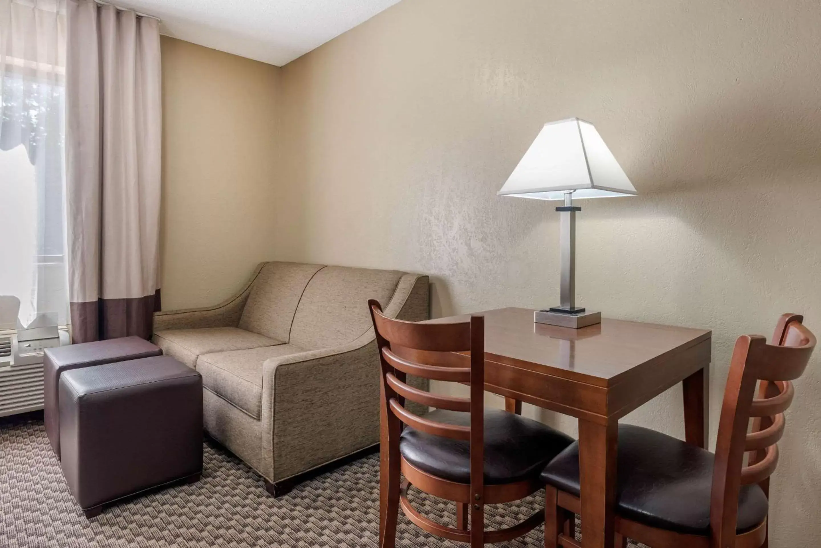 Photo of the whole room, Seating Area in Comfort Inn South