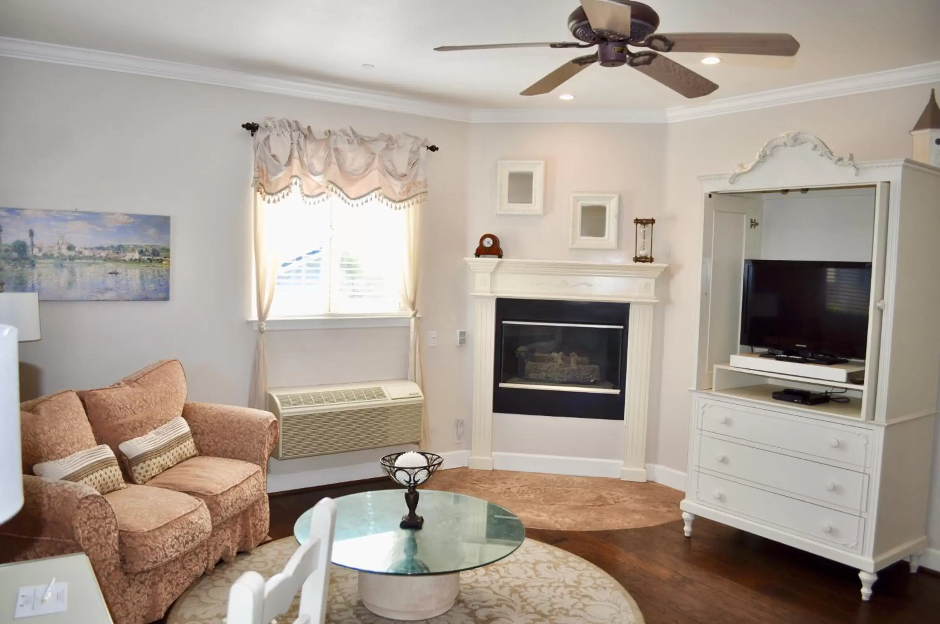 TV and multimedia, Seating Area in Cayucos Sunset Inn