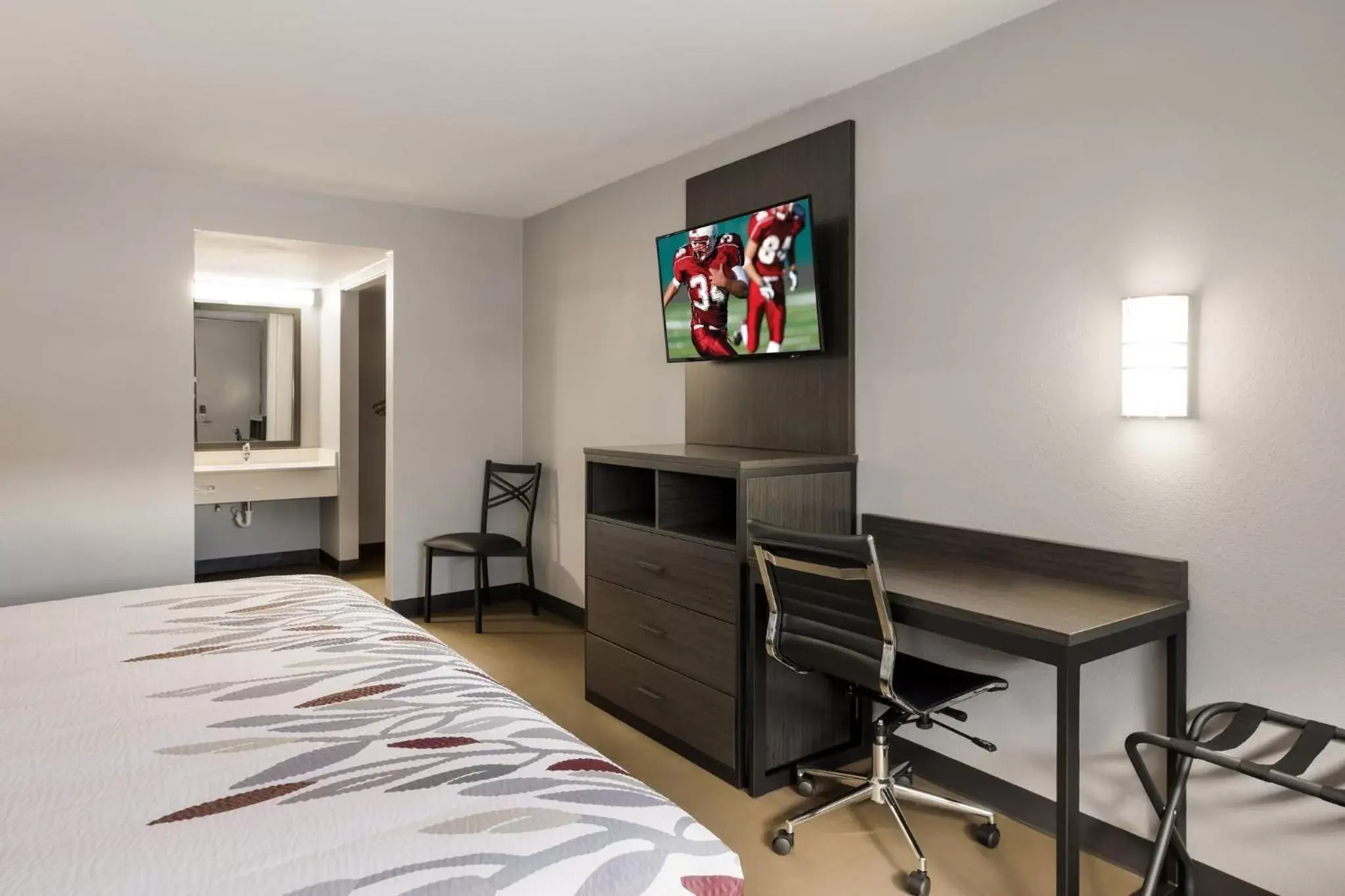 Photo of the whole room, TV/Entertainment Center in Red Roof Inn Alexandria, LA