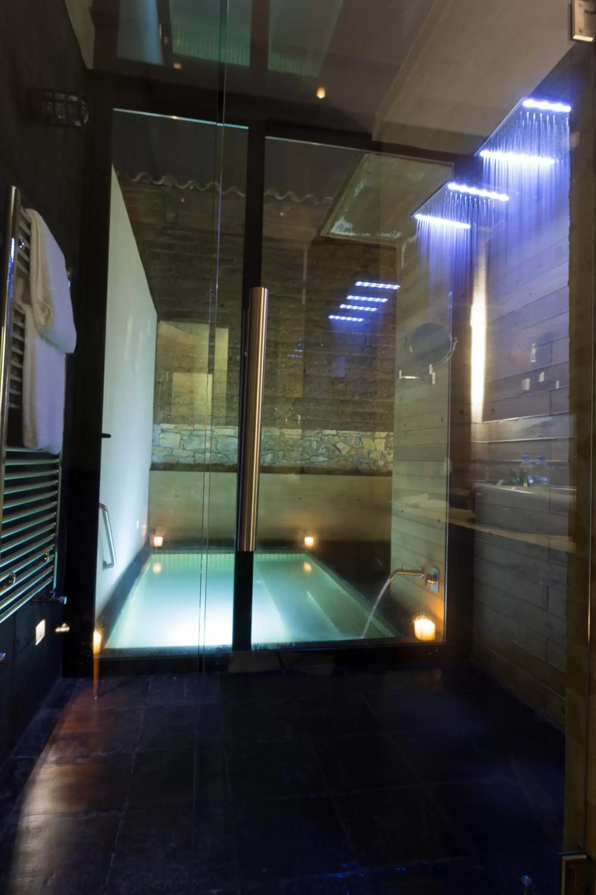 Hot Spring Bath, Swimming Pool in Uvence Arte + Hotel