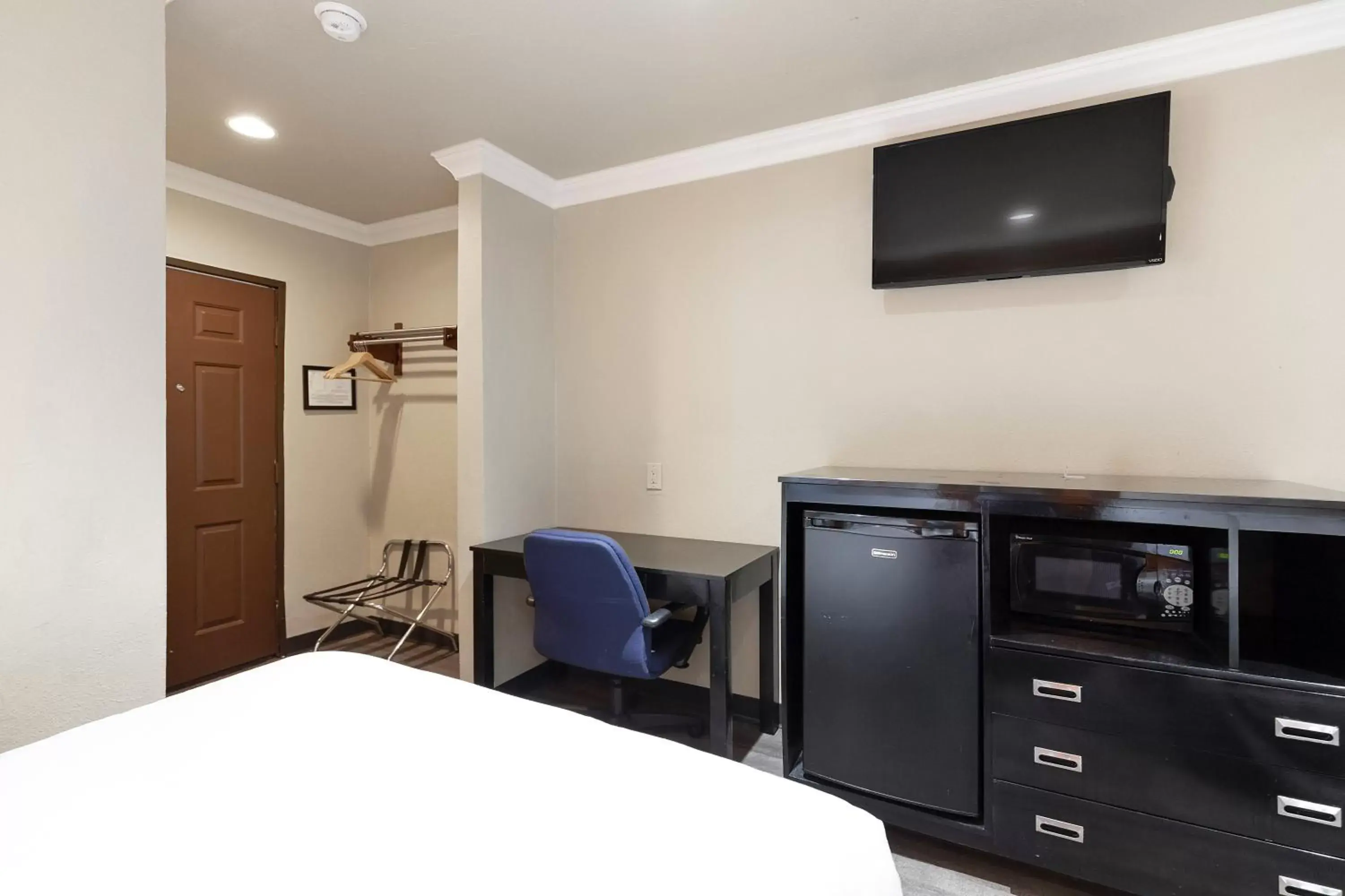 Bed, TV/Entertainment Center in Le Blanc Inn & Suites