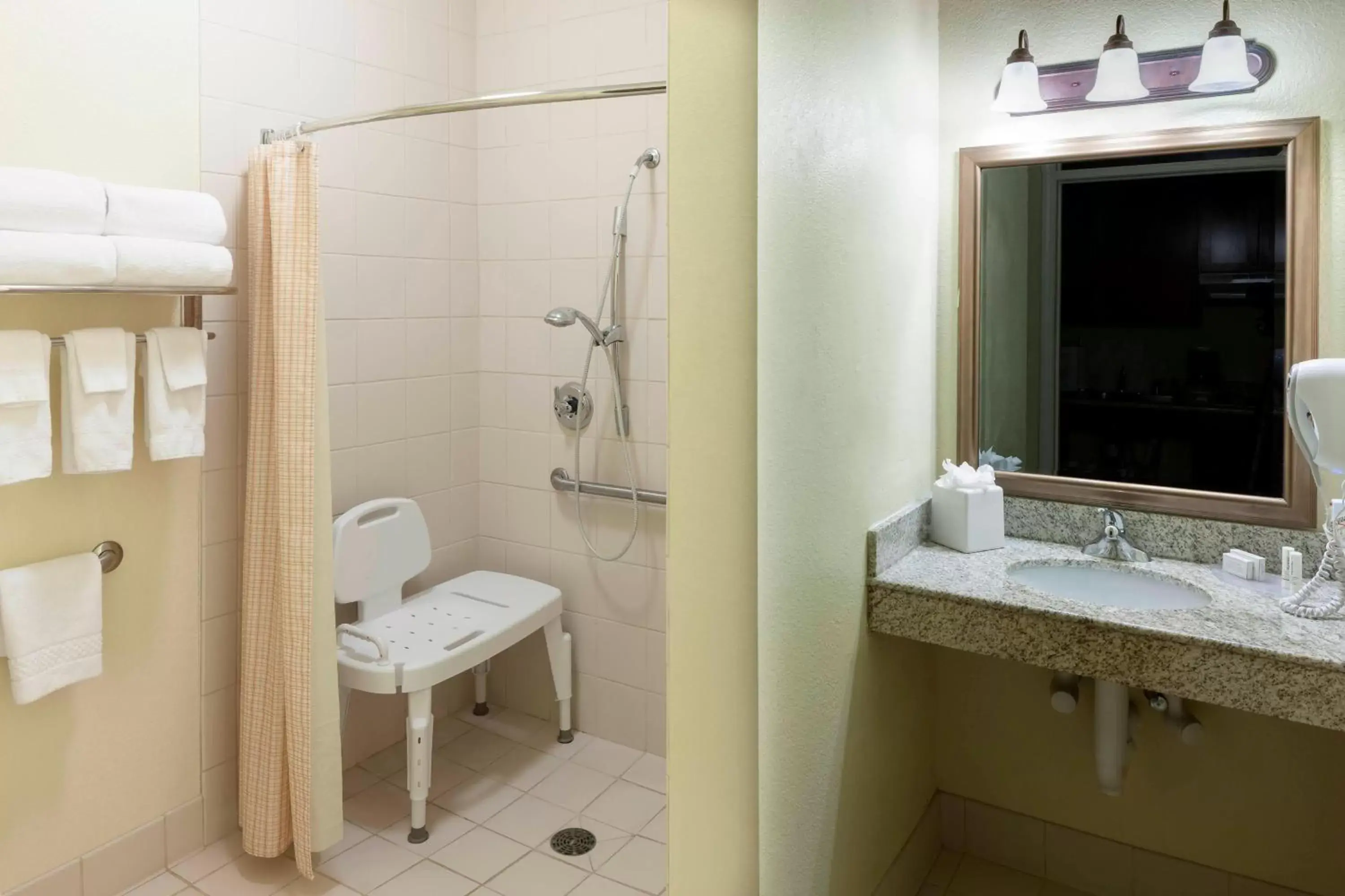 Bathroom in TownePlace Suites by Marriott Texarkana