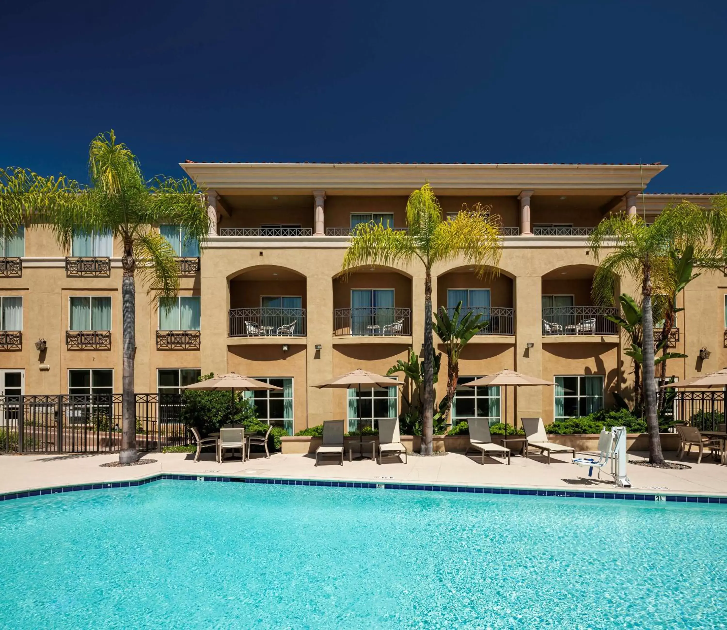 Swimming pool, Property Building in Hilton Garden Inn San Diego/Rancho Bernardo