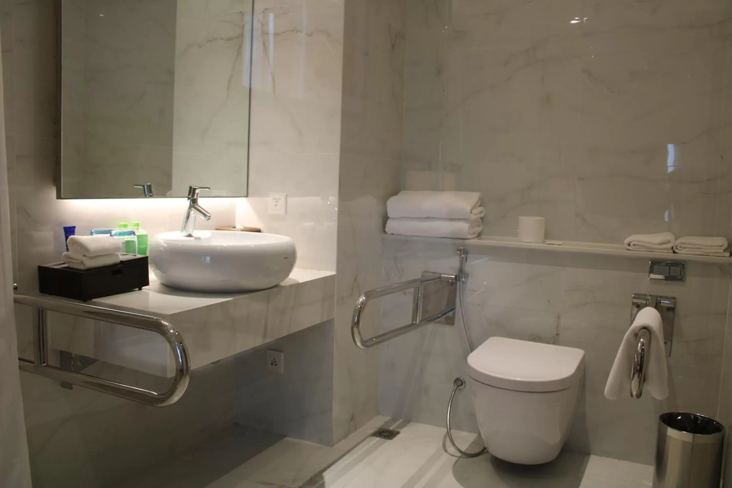 King Room - Mobility Access in Wyndham Garden Hanoi King Room - Mobility Access in Wyndham Garden Hanoi