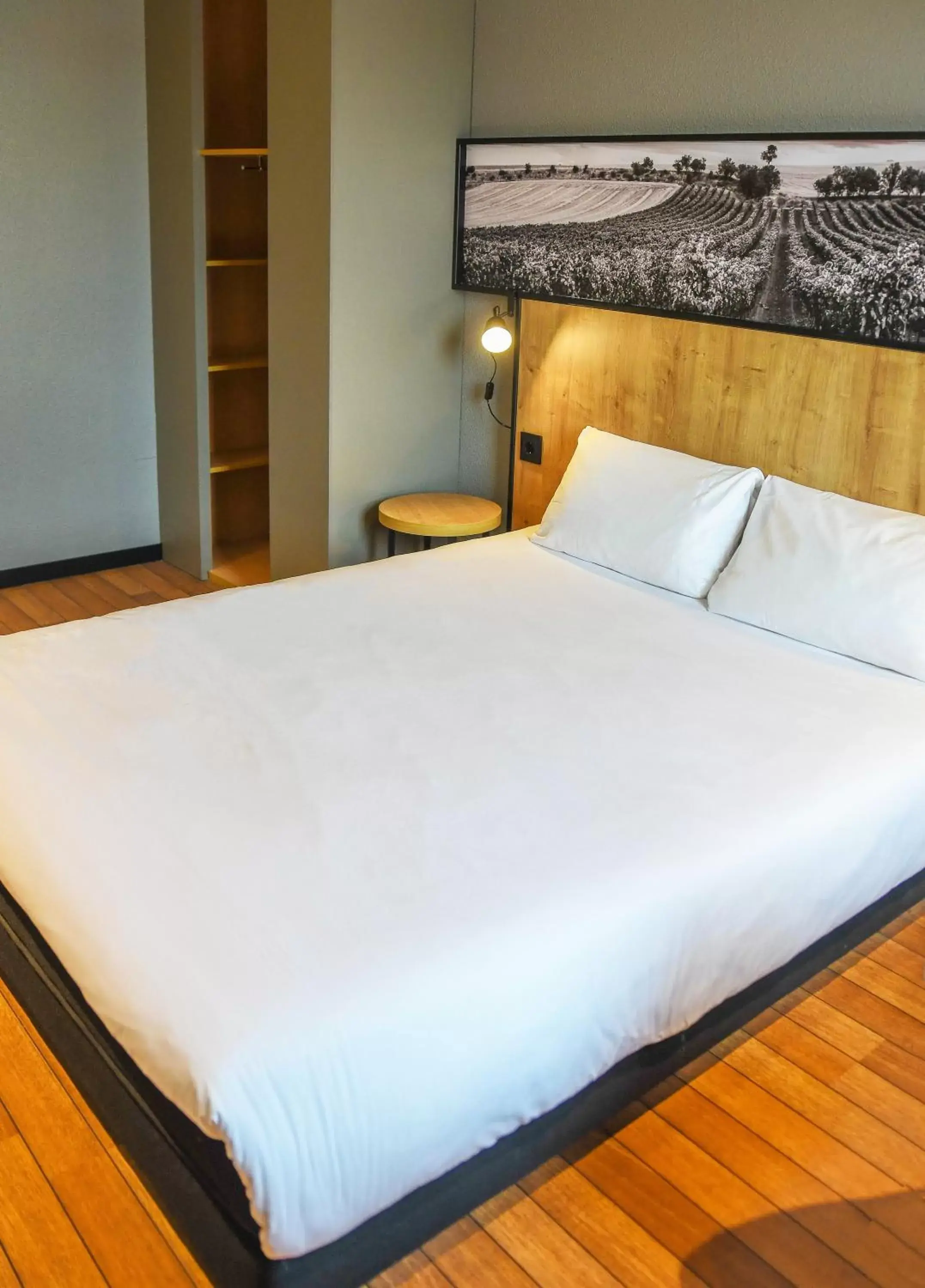 Bed in Ibis Valladolid