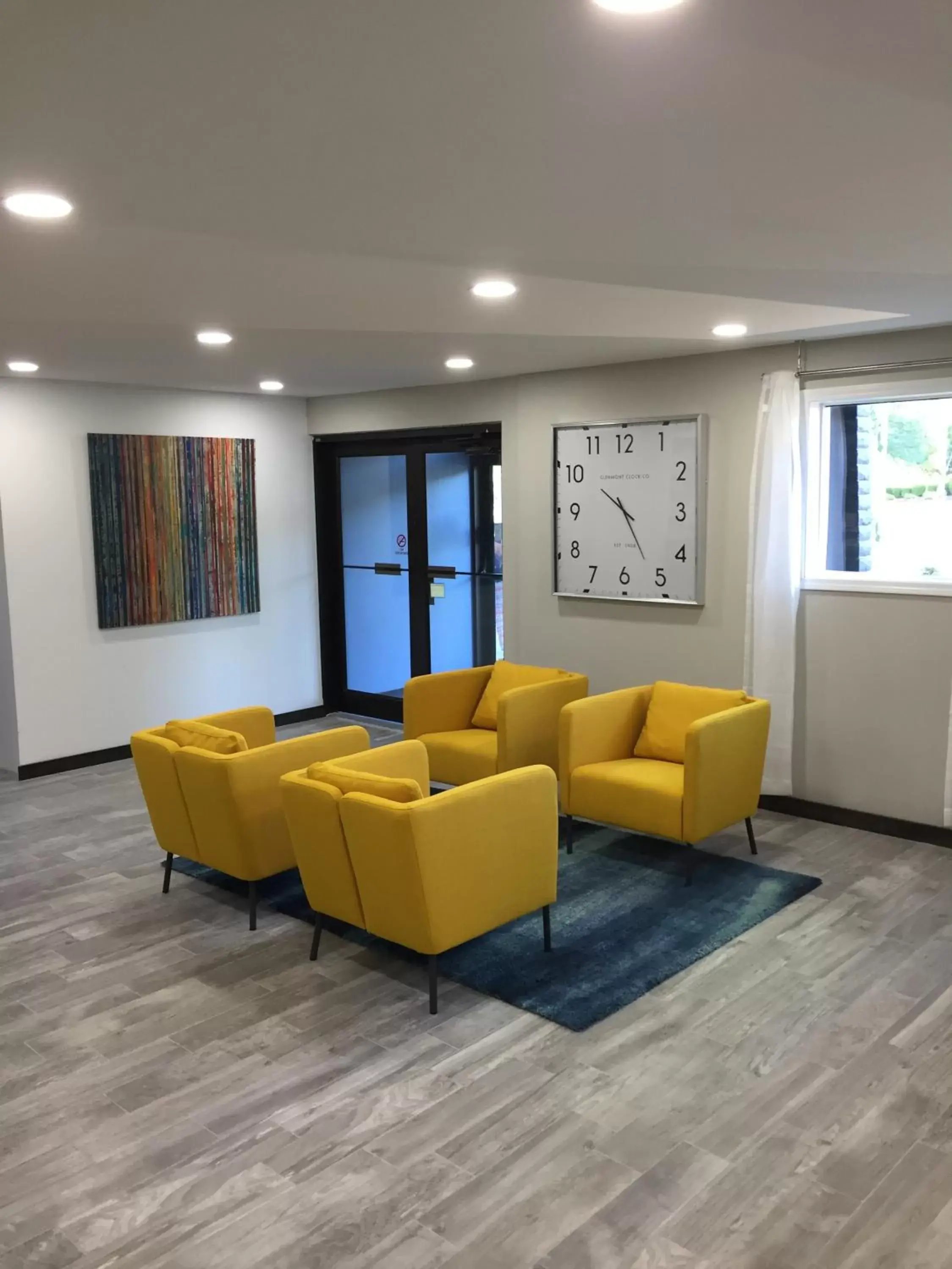 Lobby or reception, Seating Area in Days Inn & Suites by Wyndham Cincinnati North