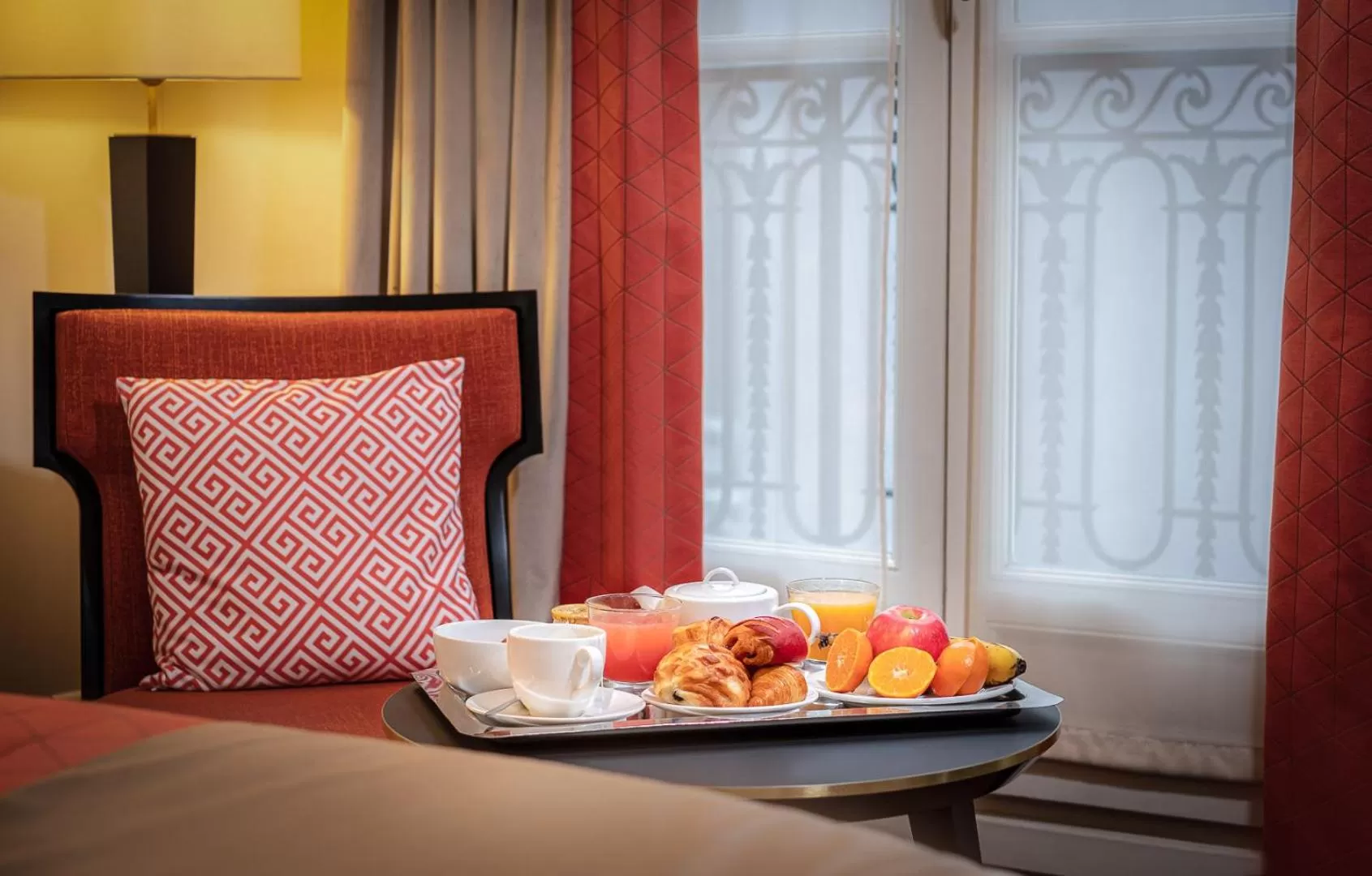 Coffee/tea facilities, Bed in Hôtel Le Marquis by Inwood Hotels