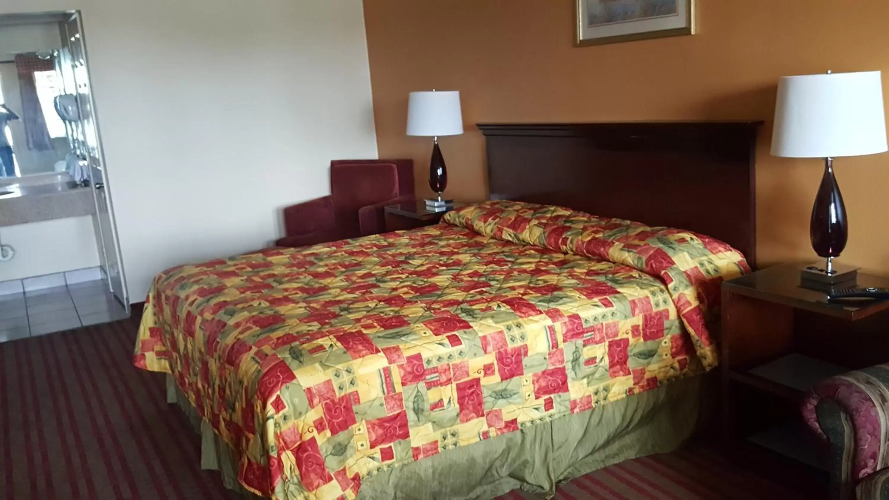 Bed in Deluxe Inn and Suites