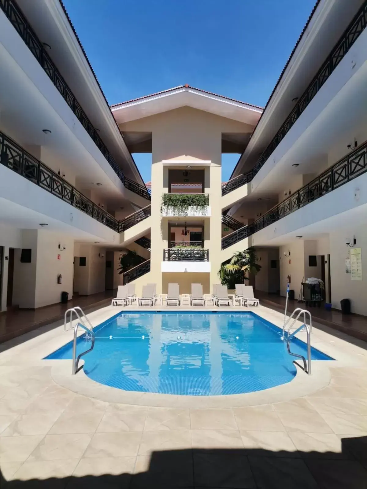 Swimming Pool in Concierge Plaza La Villa