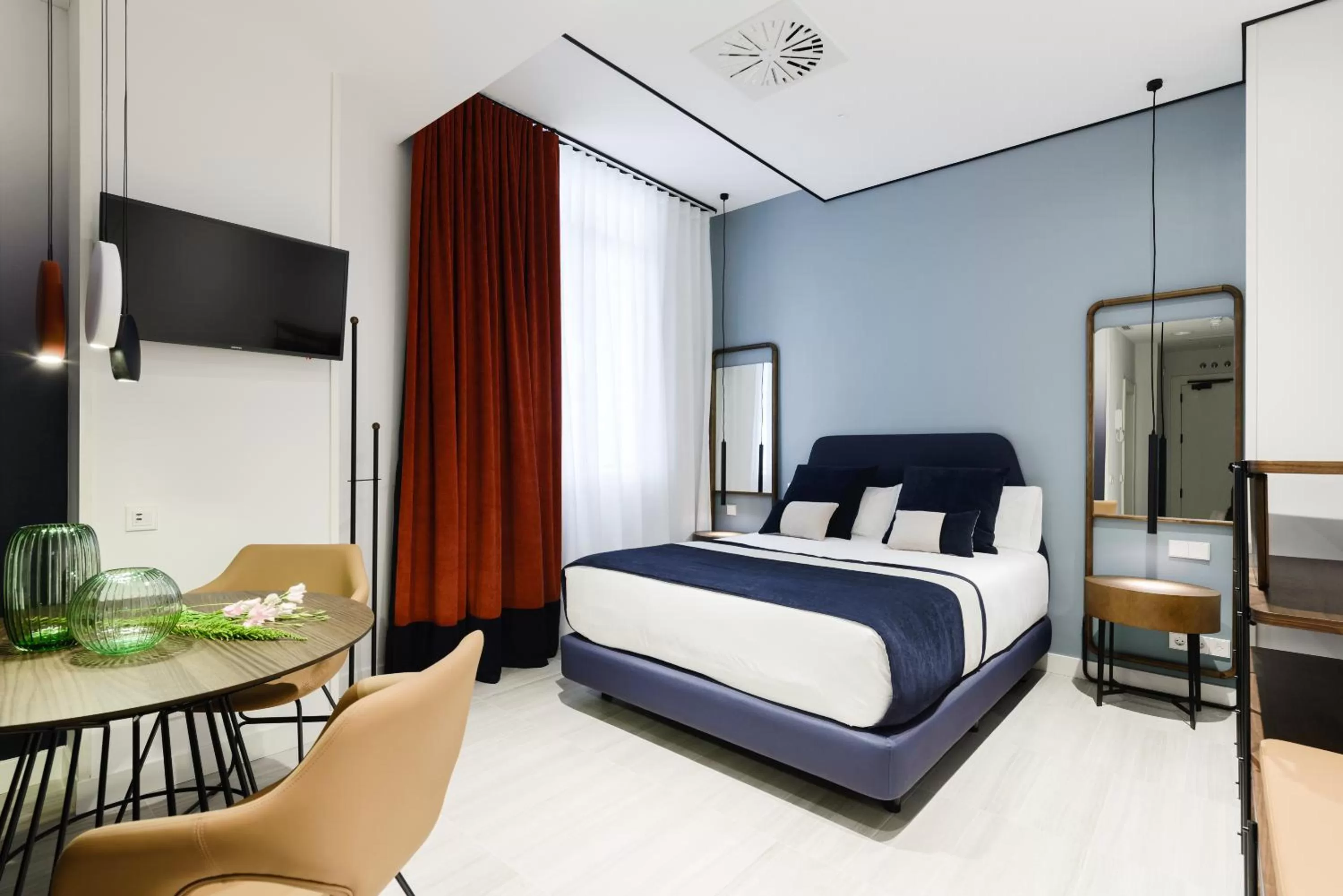 TV and multimedia, Bed in Smartrental Collection Gran Vía Centric