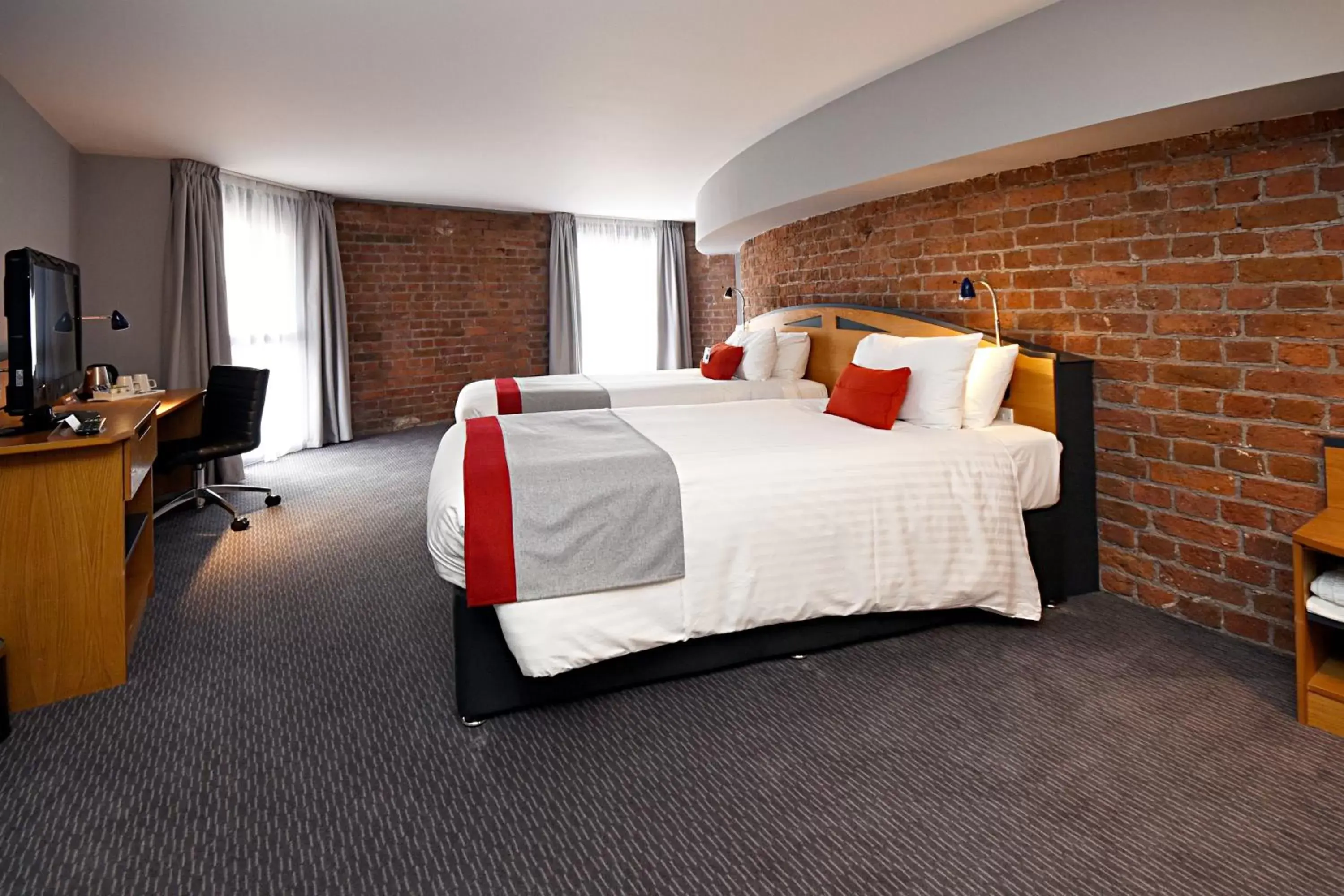 Photo of the whole room, Bed in Holiday Inn Express Liverpool-Albert Dock, an IHG Hotel