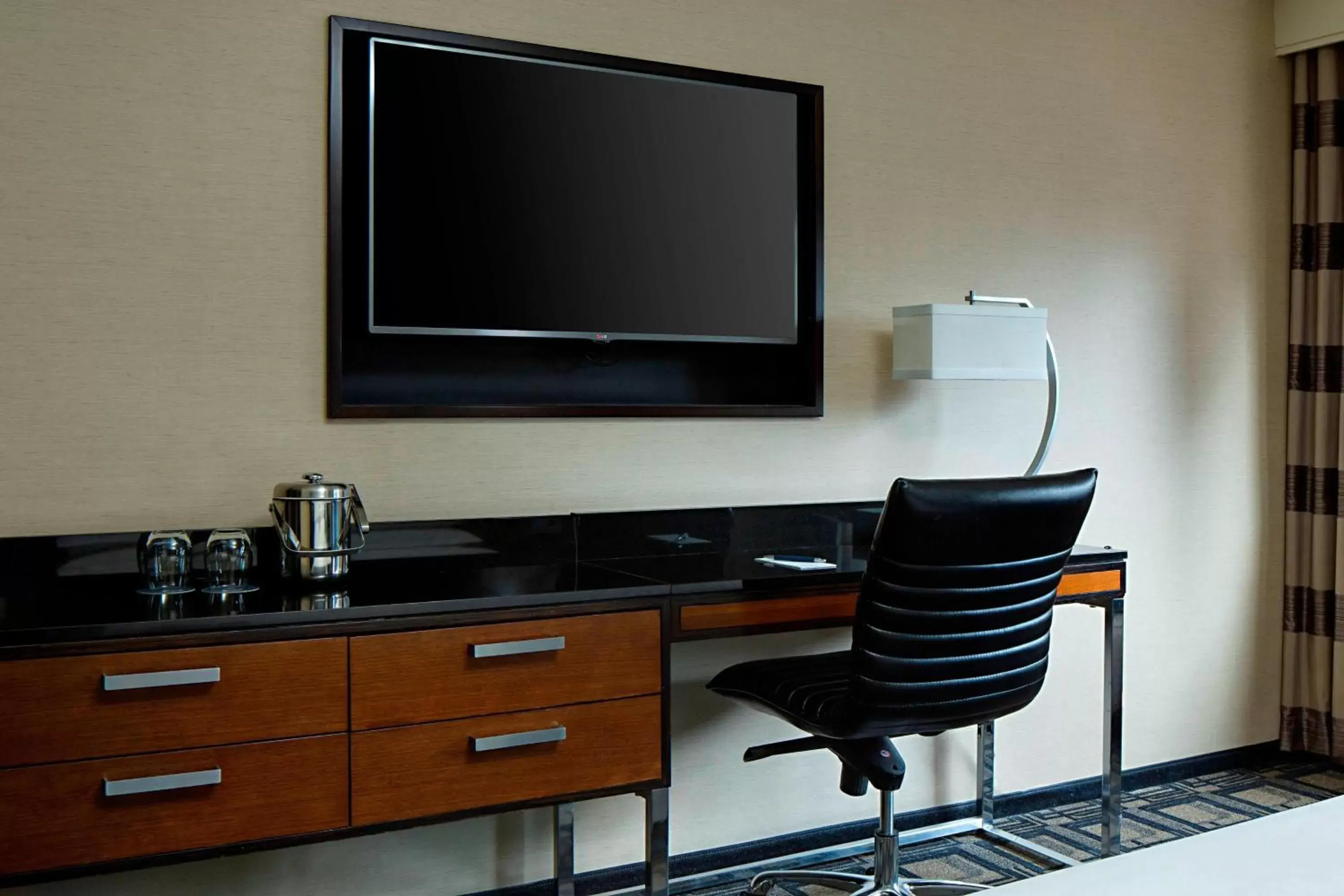 Photo of the whole room, TV/Entertainment Center in Sheraton New York Times Square Hotel