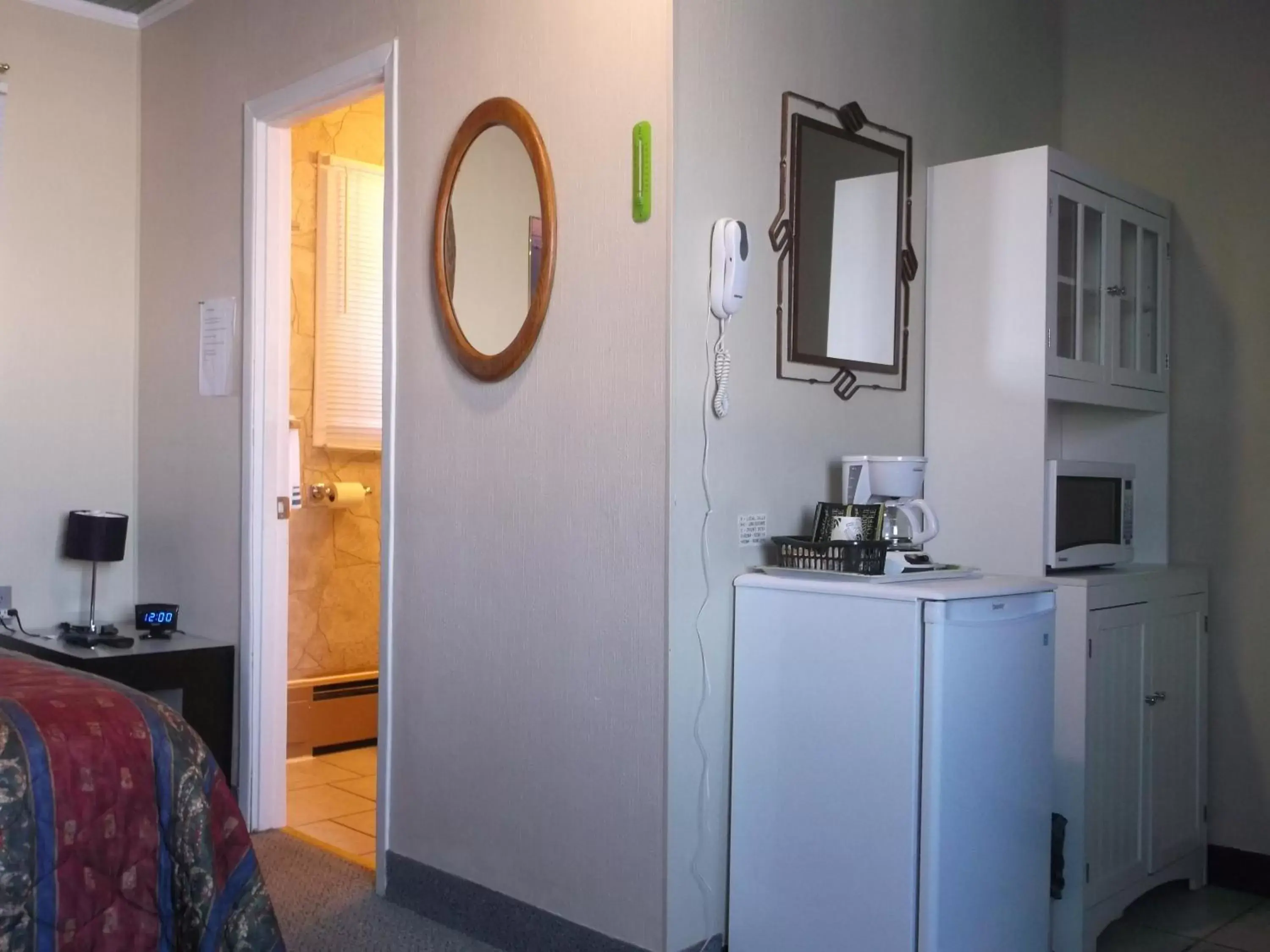 Photo of the whole room, Kitchen/Kitchenette in Haileybury Beach Motel