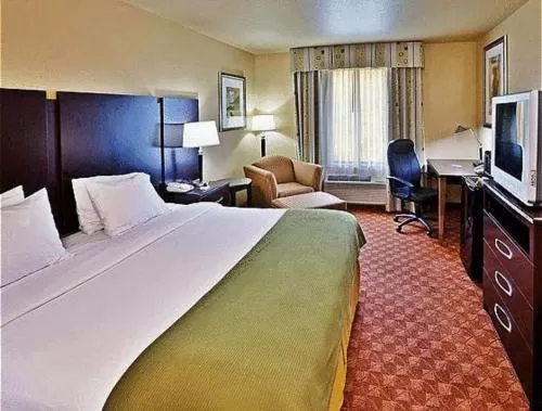 Bed in Holiday Inn Express Hotel & Suites Muskogee by IHG