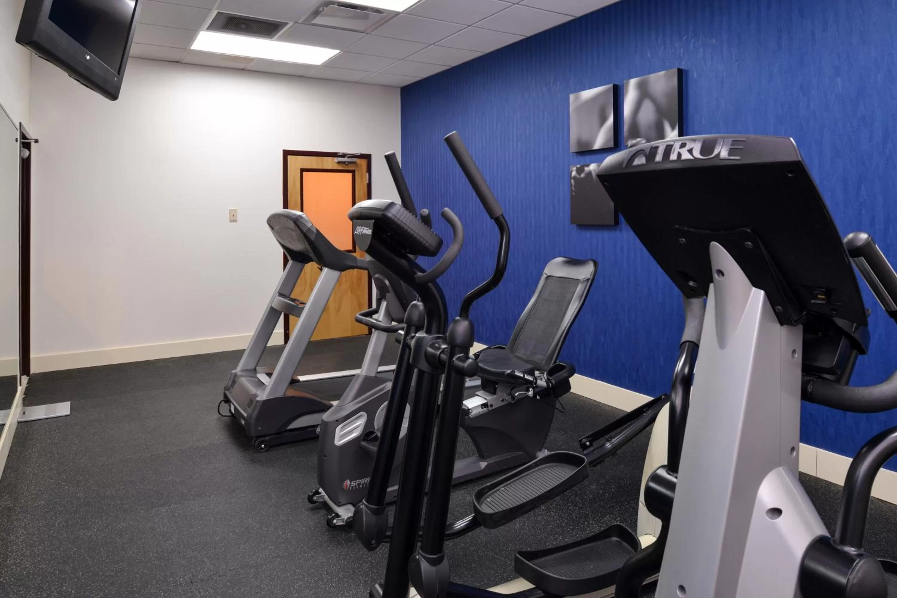 Fitness centre/facilities in Country Inn & Suites by Radisson Nashville Airport TN
