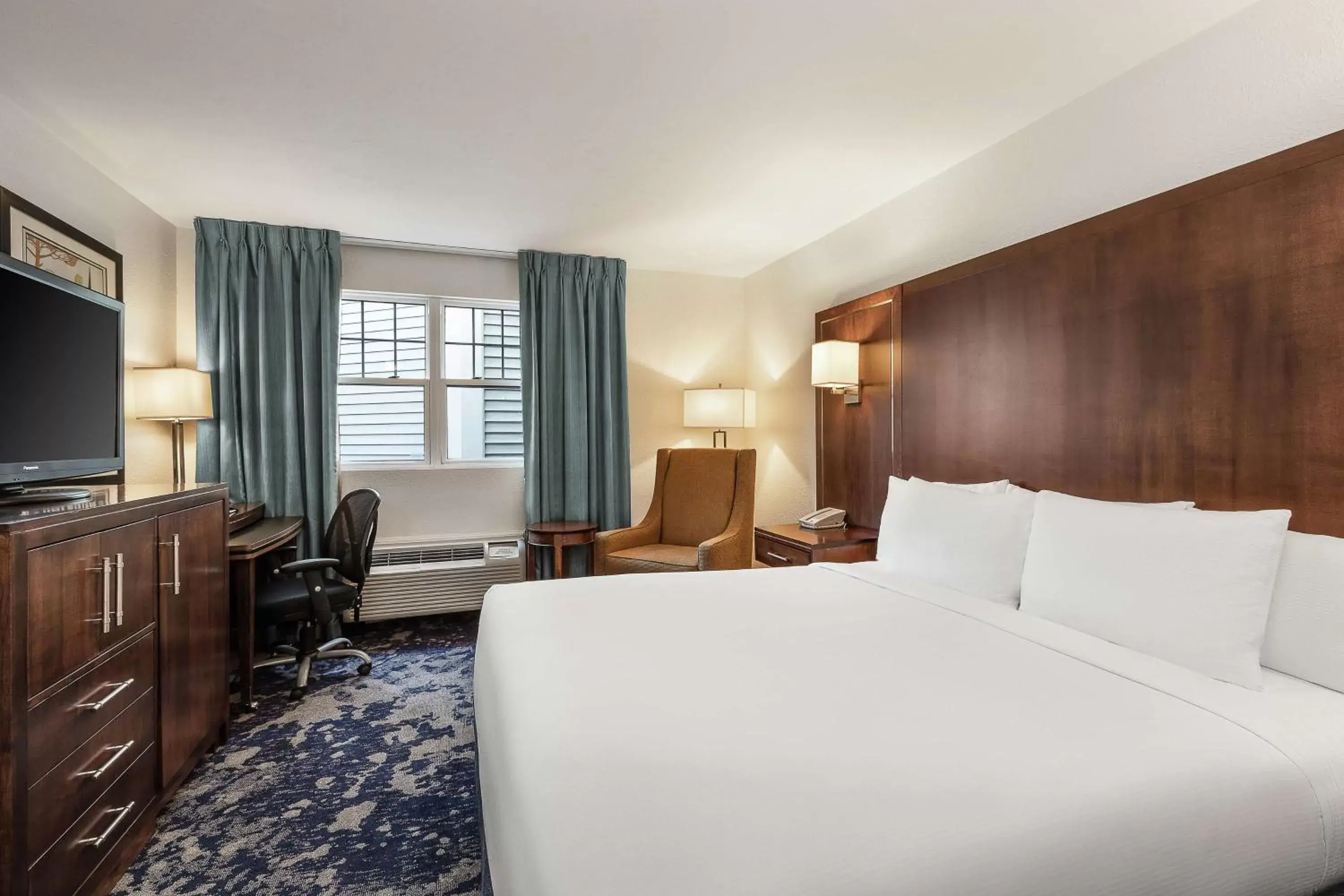 Bed in DoubleTree by Hilton Cape Cod - Hyannis