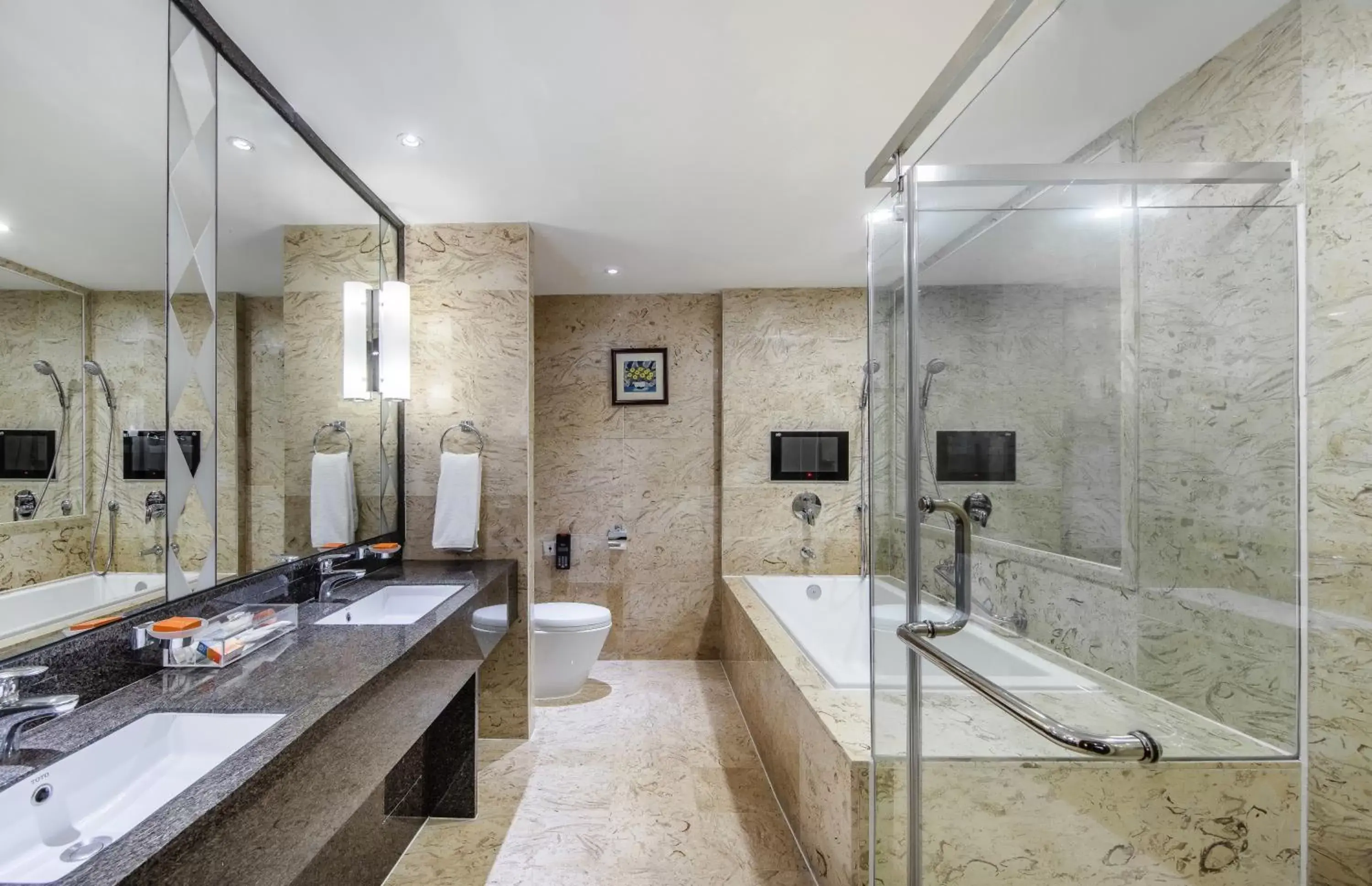 Bathroom in Crowne Plaza Foshan, an IHG Hotel - Exclusive bus stations for HKSAR round-trips