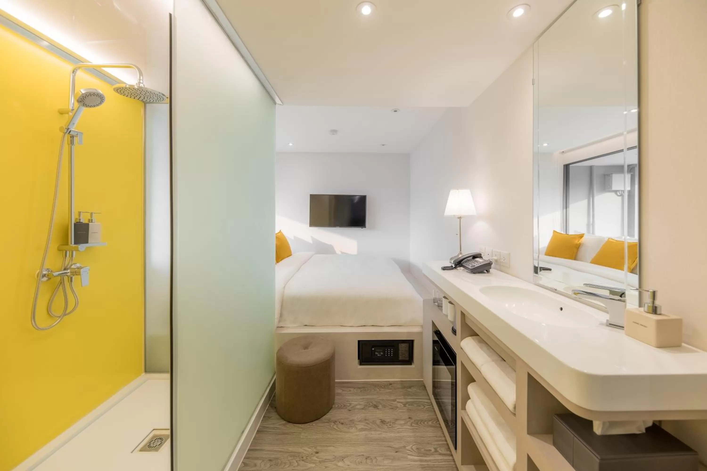 Shower, Bed in Yello Rooms Hotel Victory Monument