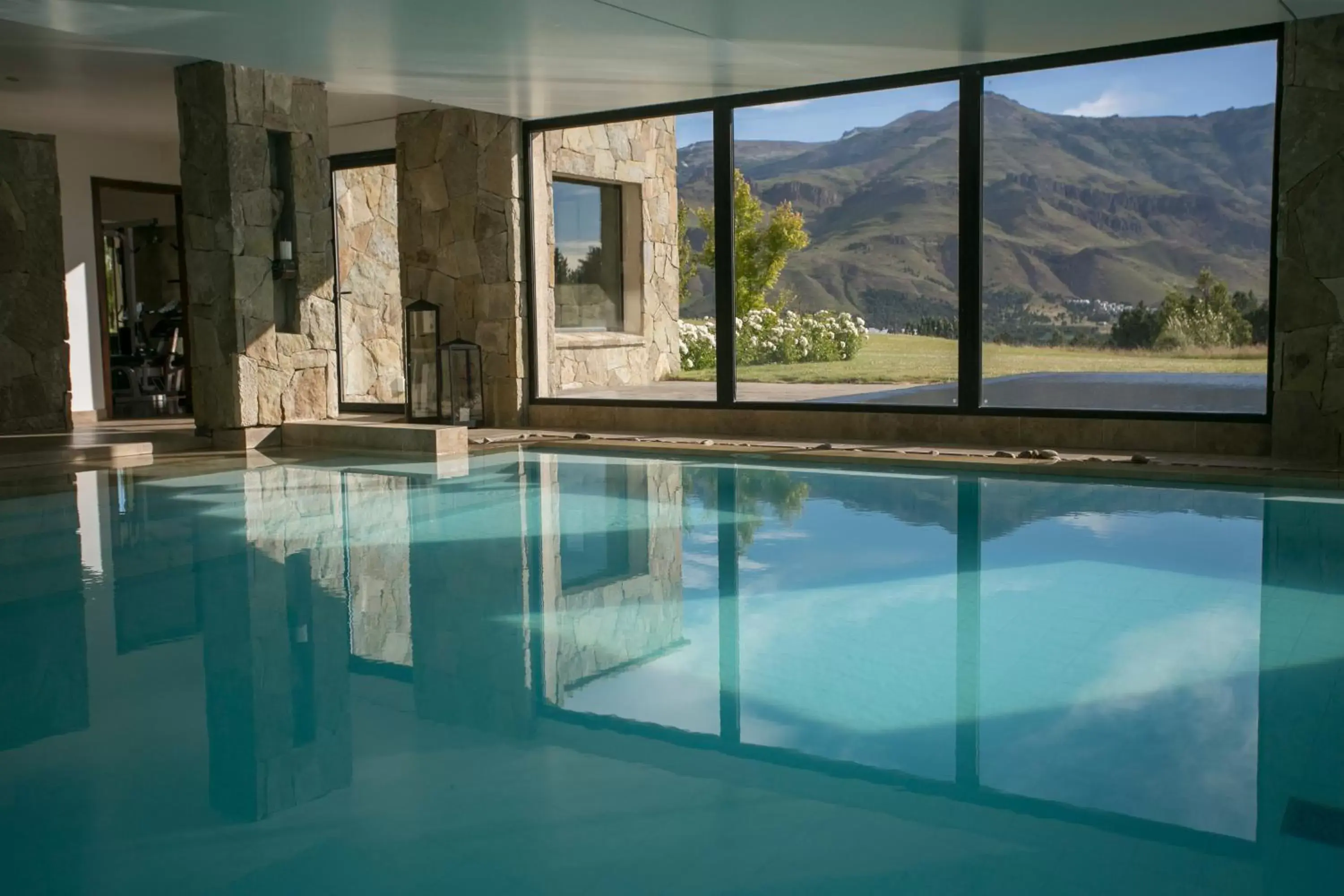 Pool view, Swimming Pool in Loi Suites Chapelco Hotel