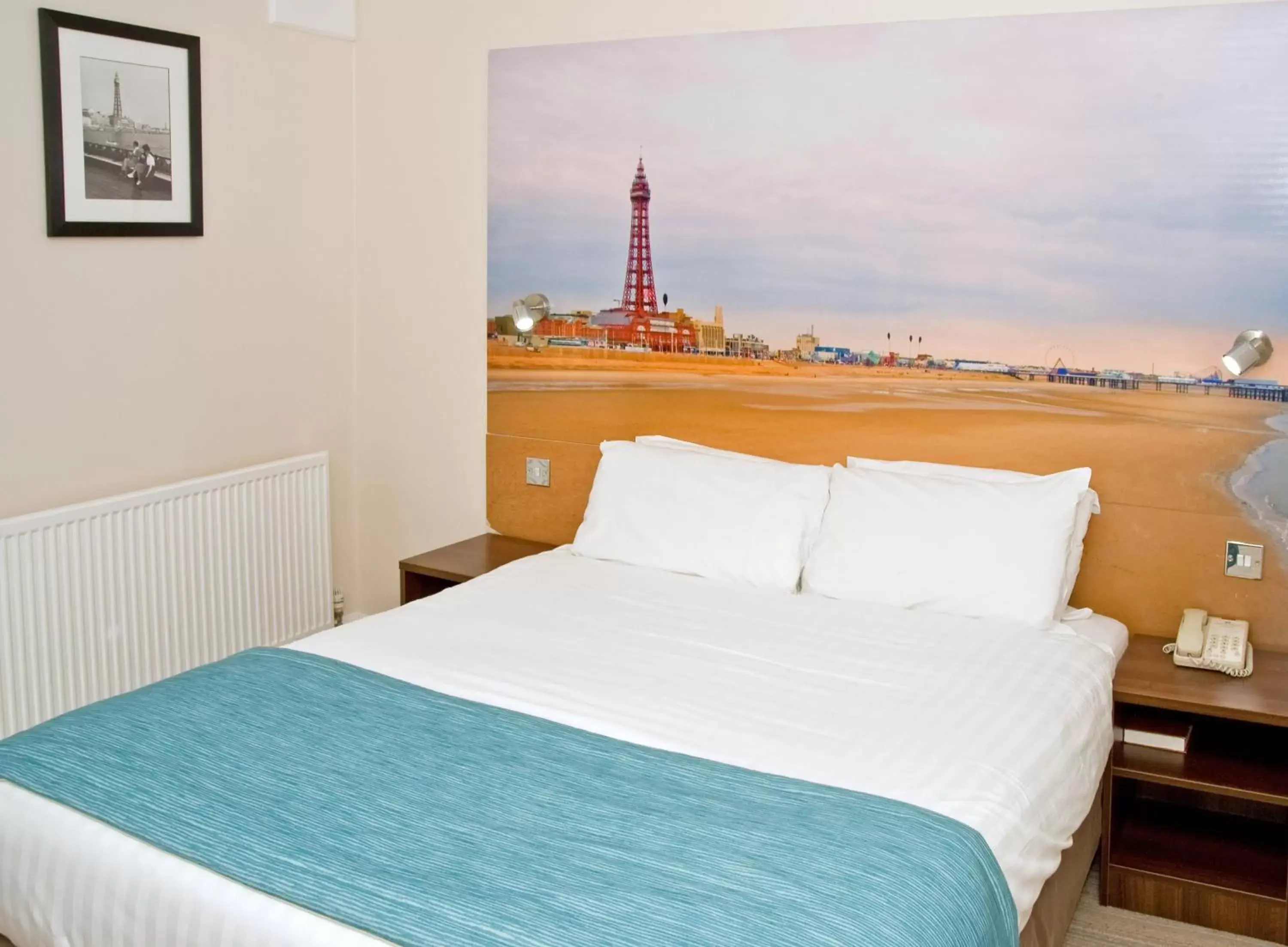 Bed, Room Photo in Best Western Carlton Hotel