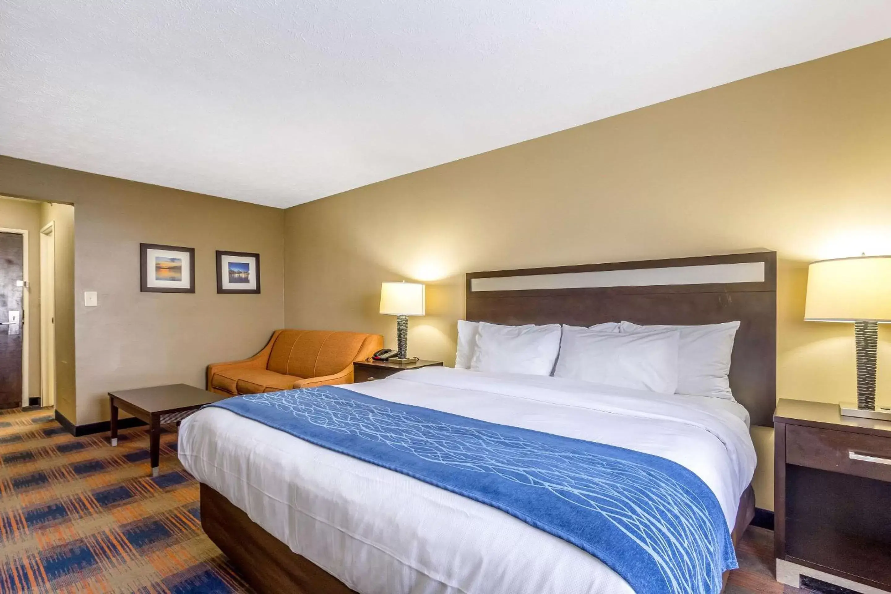 Photo of the whole room, Bed in Comfort Inn Independence