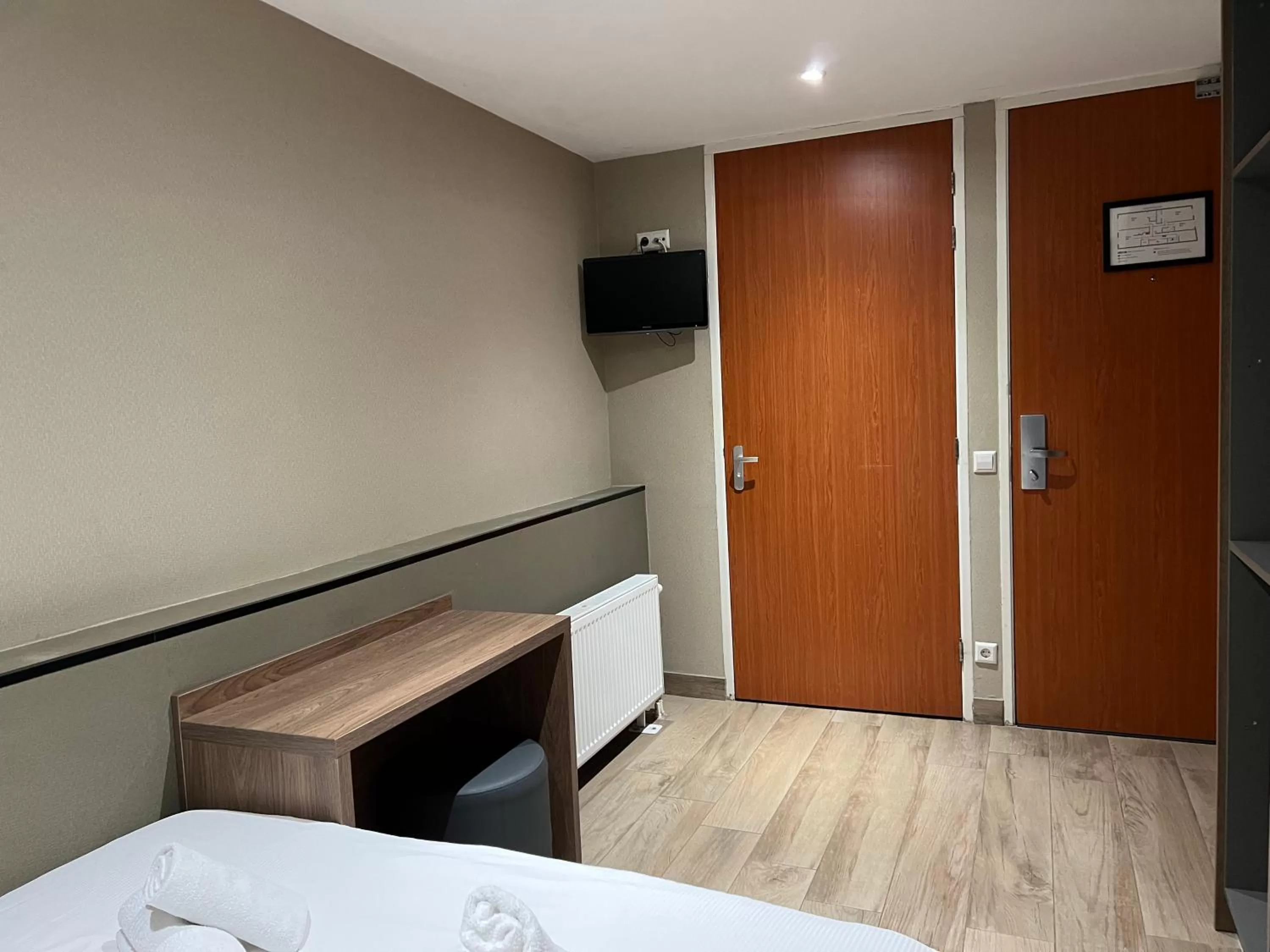 Photo of the whole room, Bed in Blossoms City Hotel