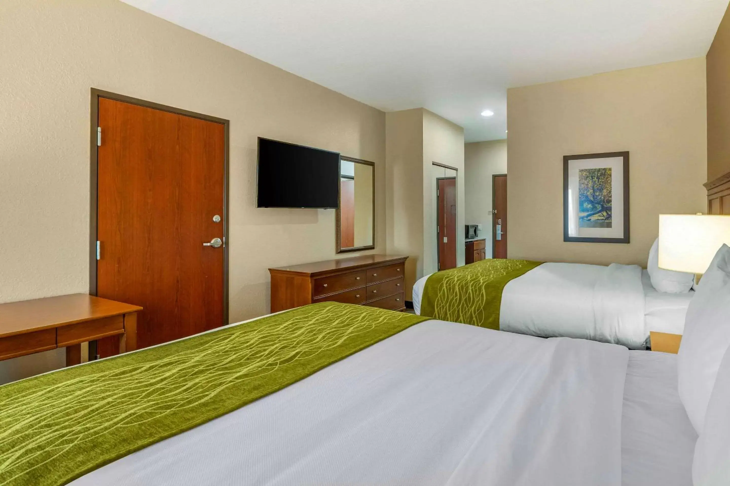 Photo of the whole room, Bed in Comfort Inn & Suites Davenport - Quad Cities