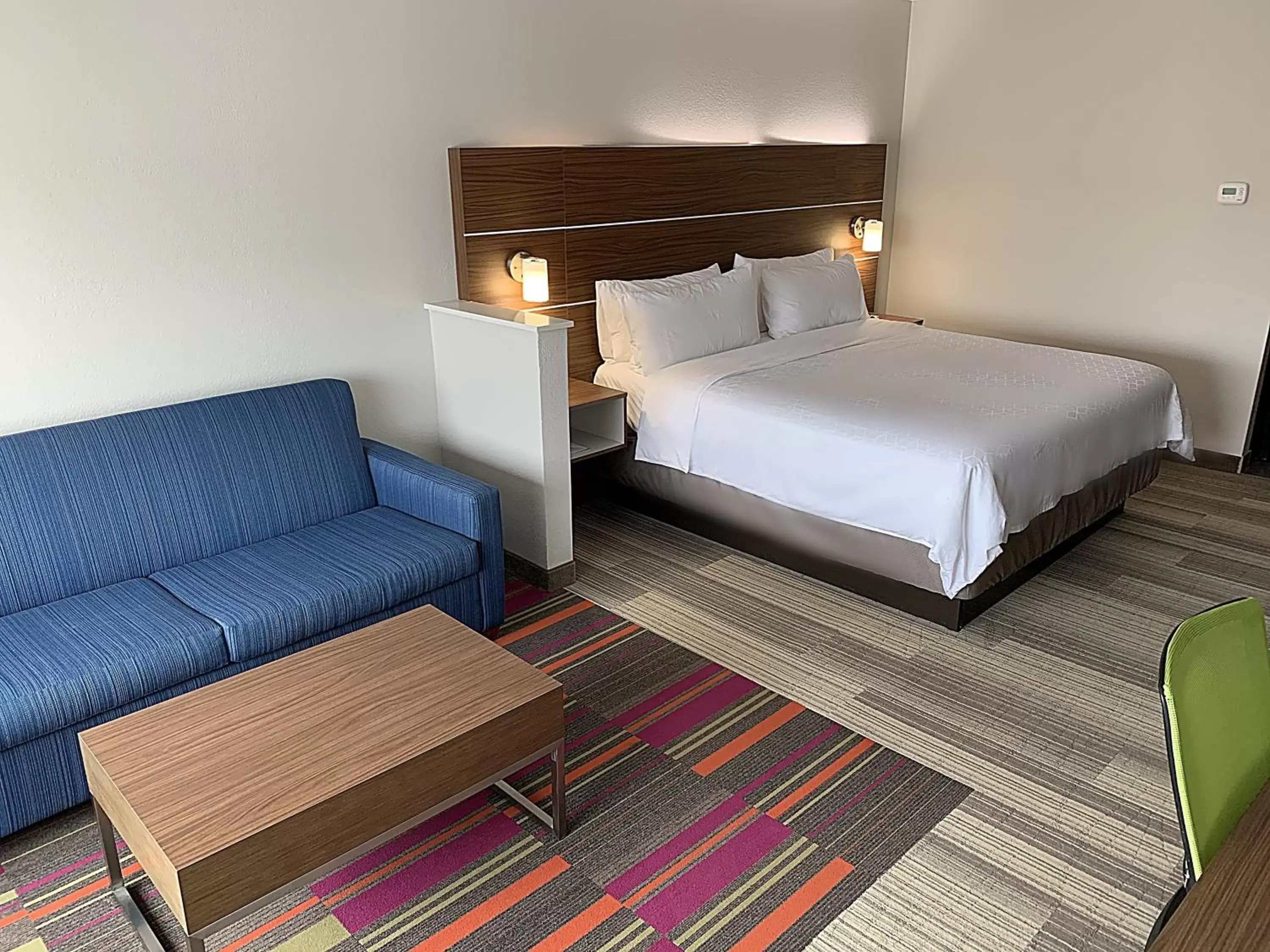 Photo of the whole room, Bed in Holiday Inn Express & Suites Moore, an IHG Hotel