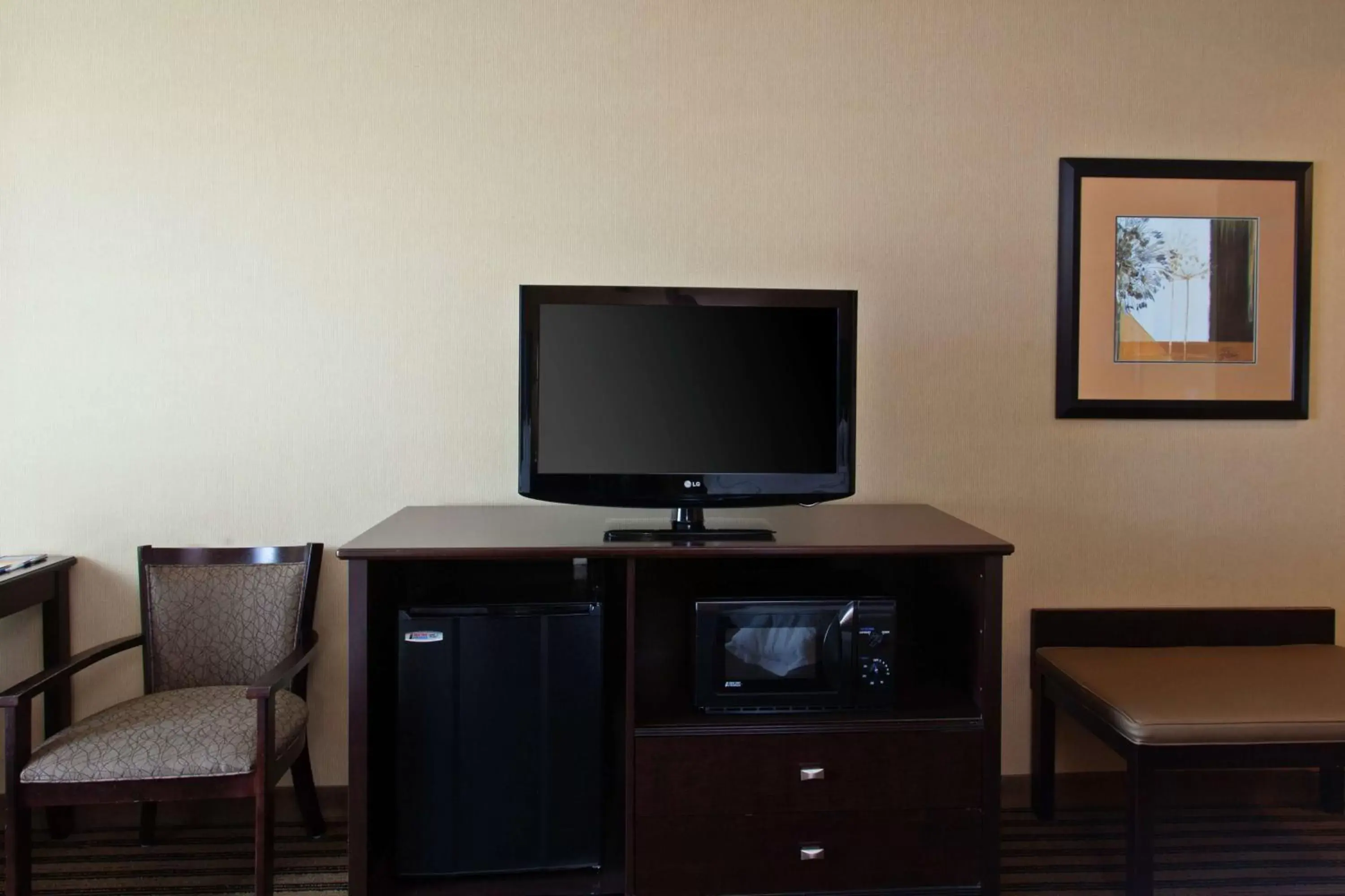 Bedroom, TV/Entertainment Center in Hampton Inn & Suites Fresno - Northwest