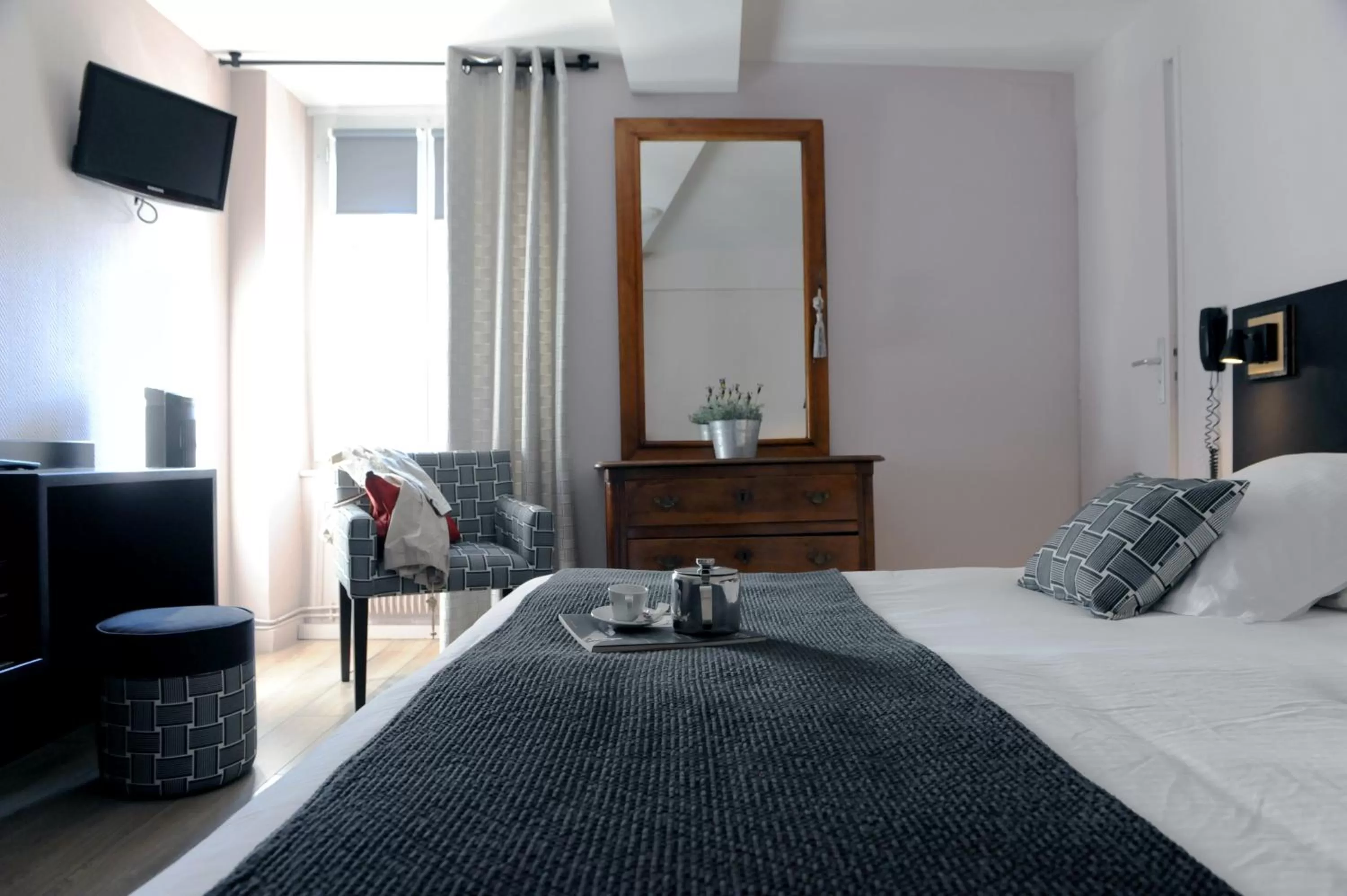 Bed in Logis Hôtel du Chêne