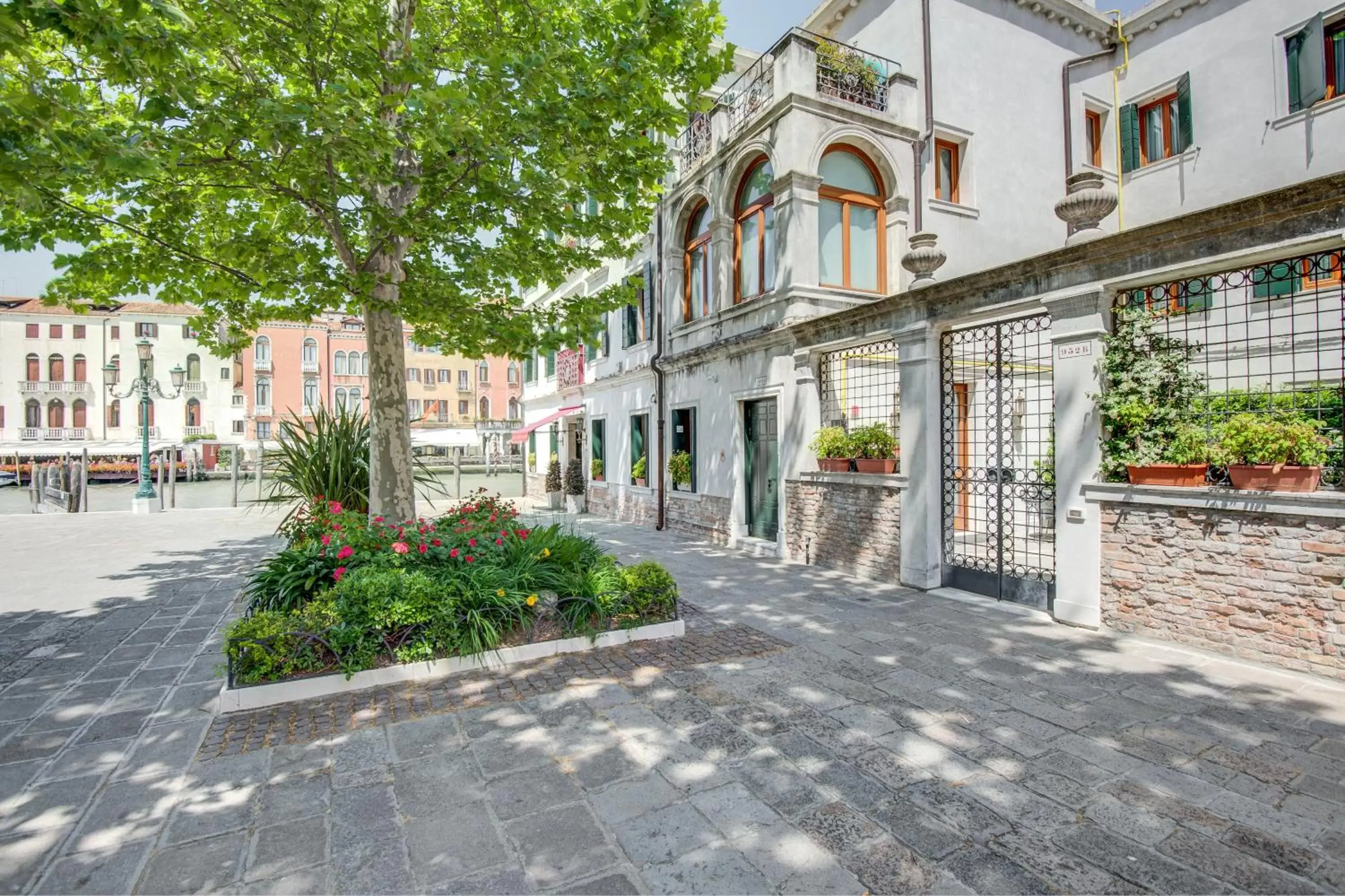 Street view, Property Building in Canal Grande