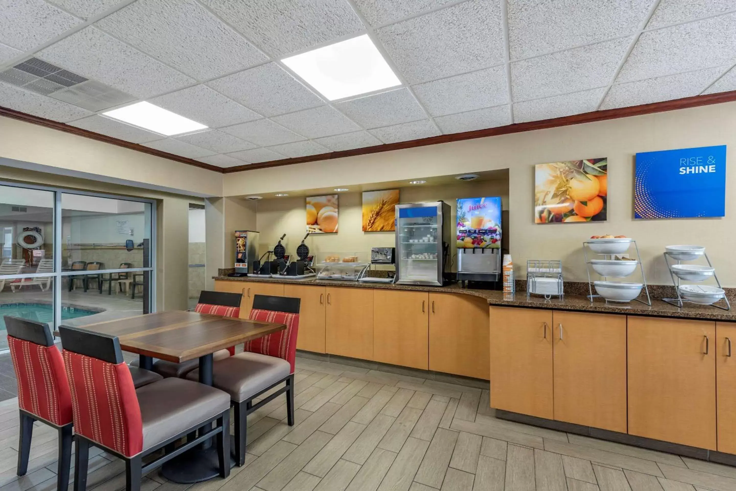 Restaurant/Places to Eat in Comfort Suites Mason near Kings Island
