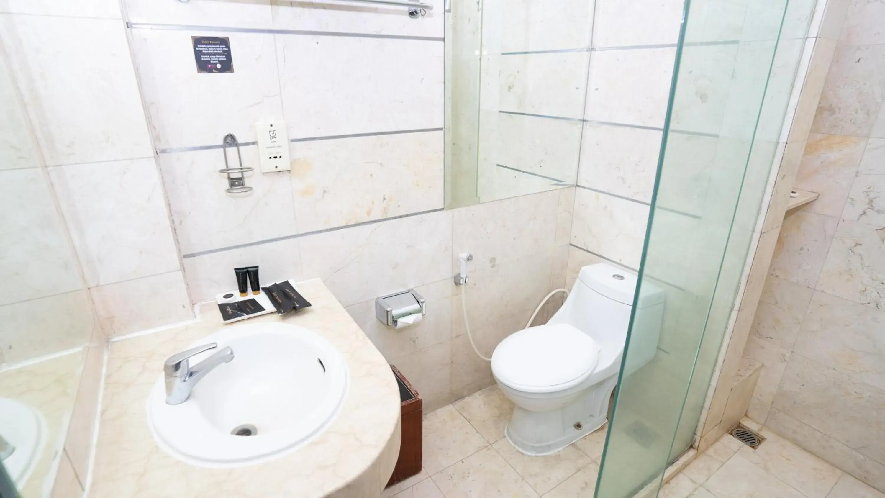 Bathroom in Hotel Bidakara Grand Savoy Homann Bandung