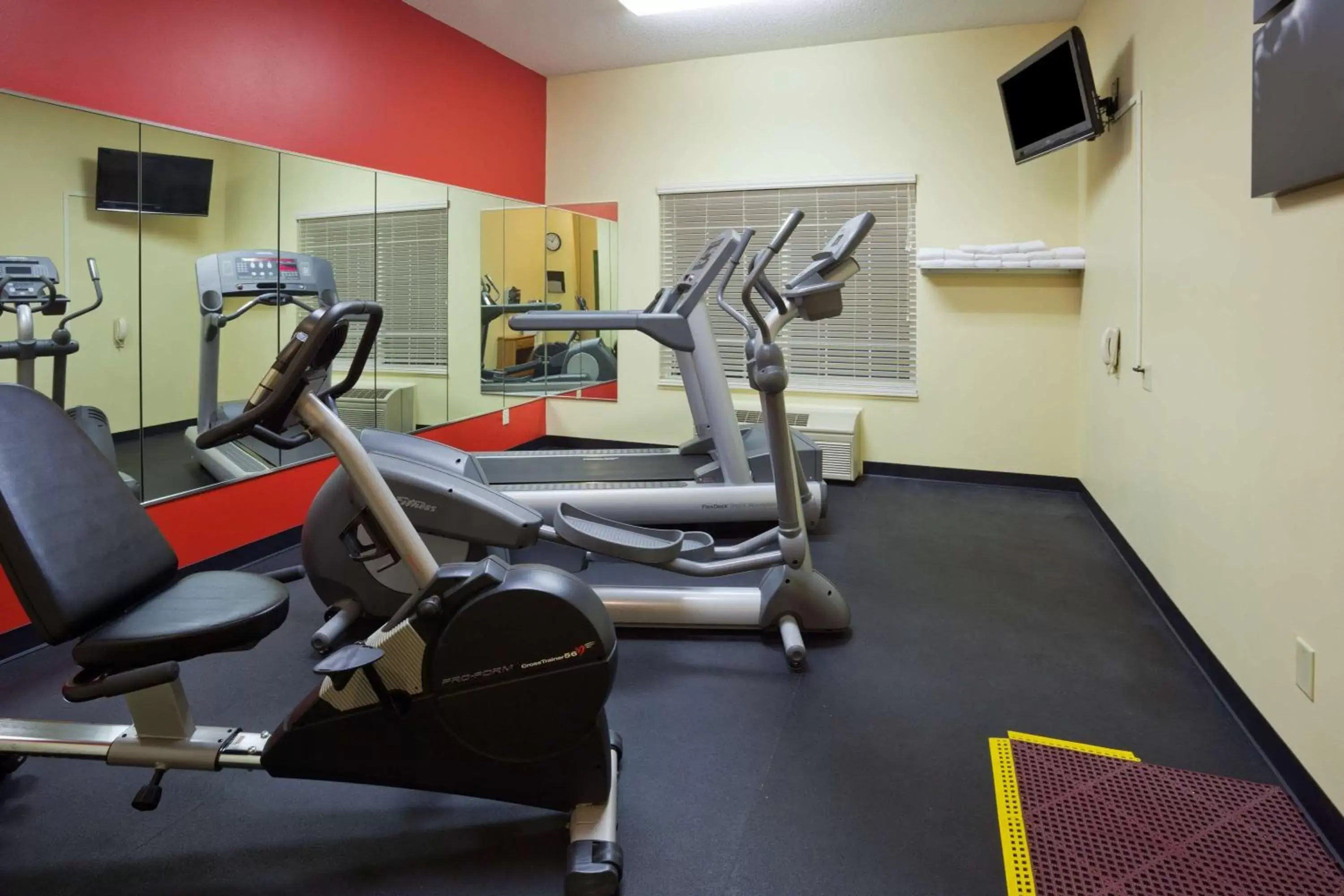 Activities, Fitness Center/Facilities in Country Inn & Suites by Radisson, Watertown, SD