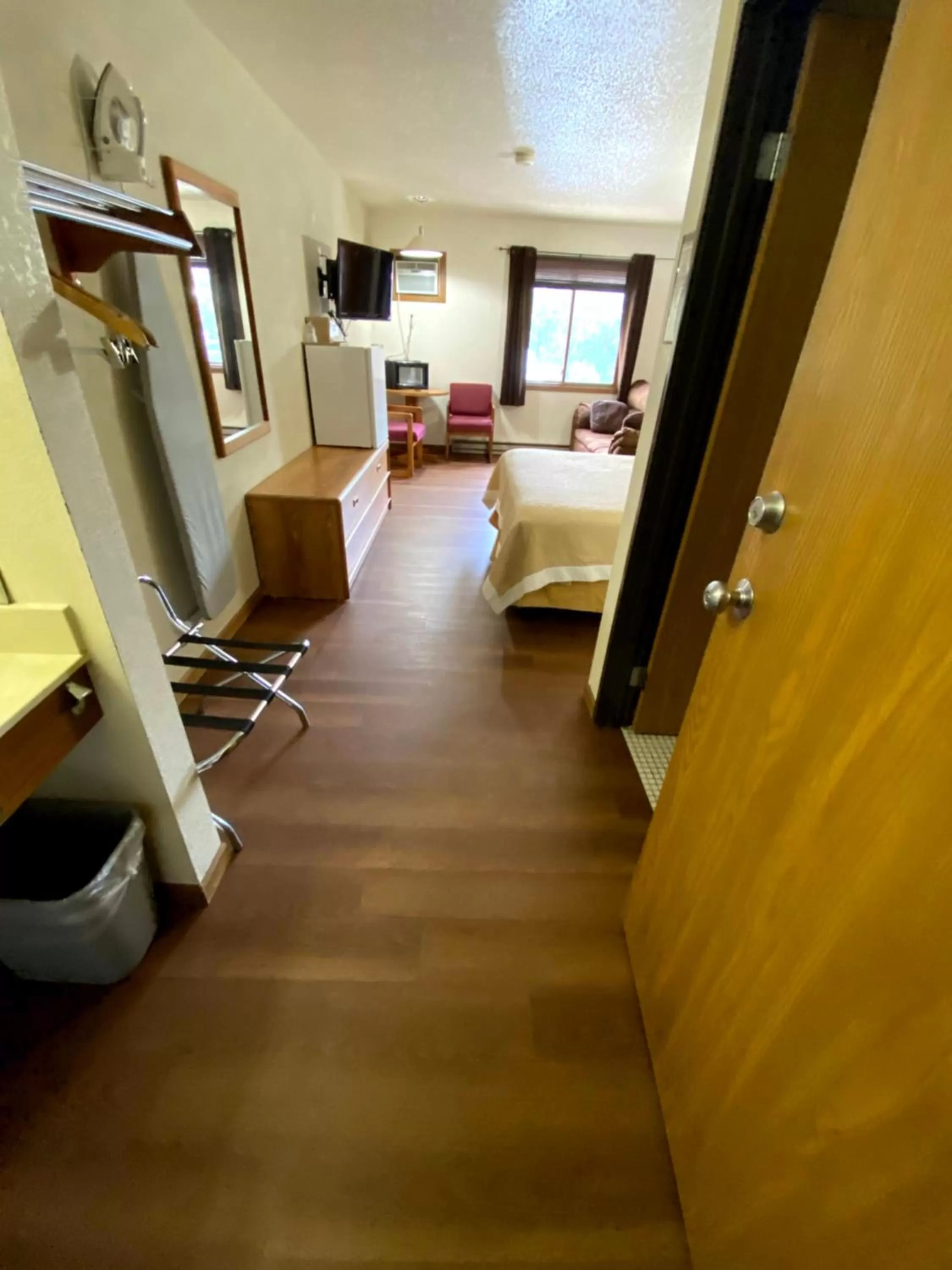 Seating area, Bed in Woodland Inn & Suites