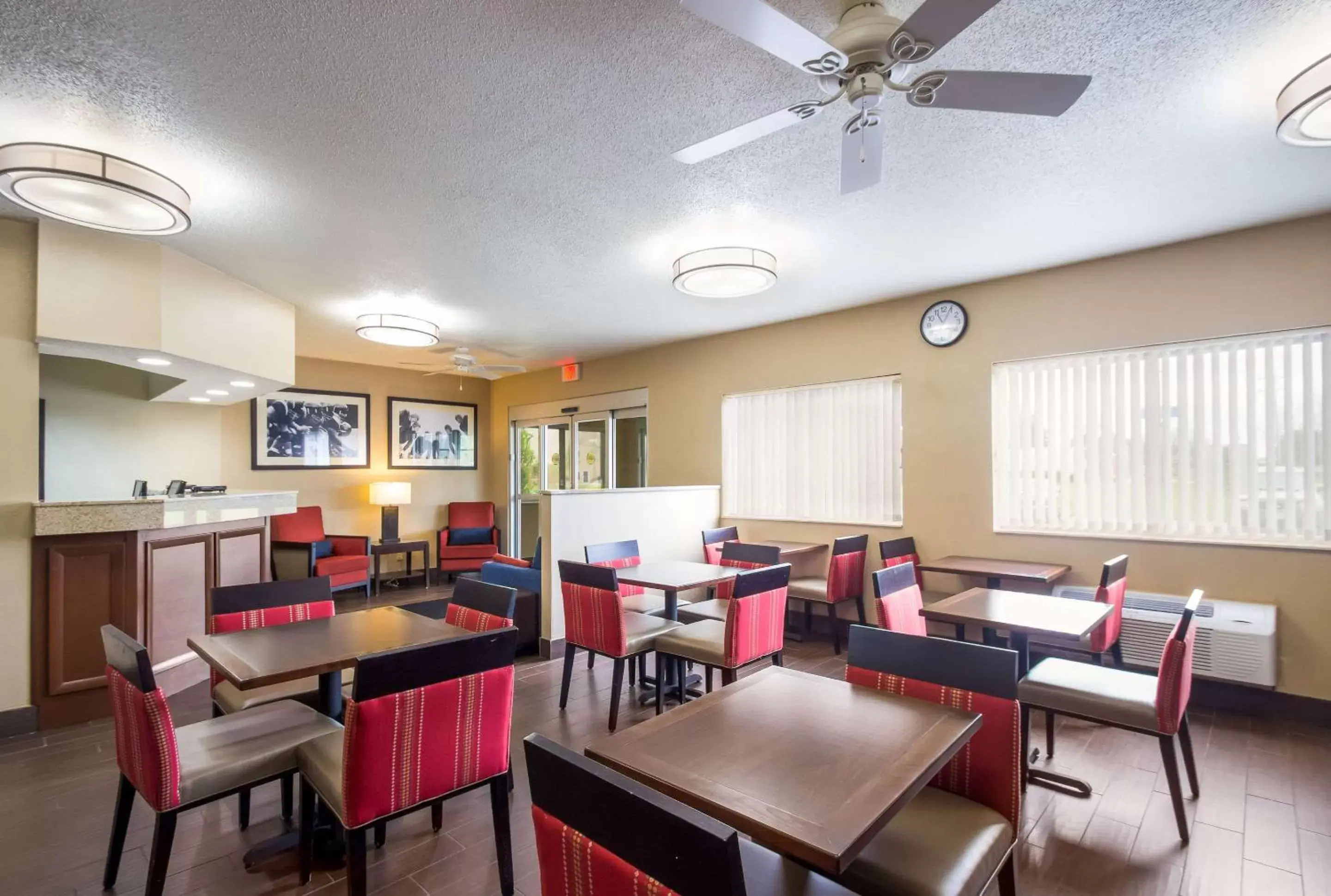 Restaurant/Places to Eat in Comfort Inn Green Bay