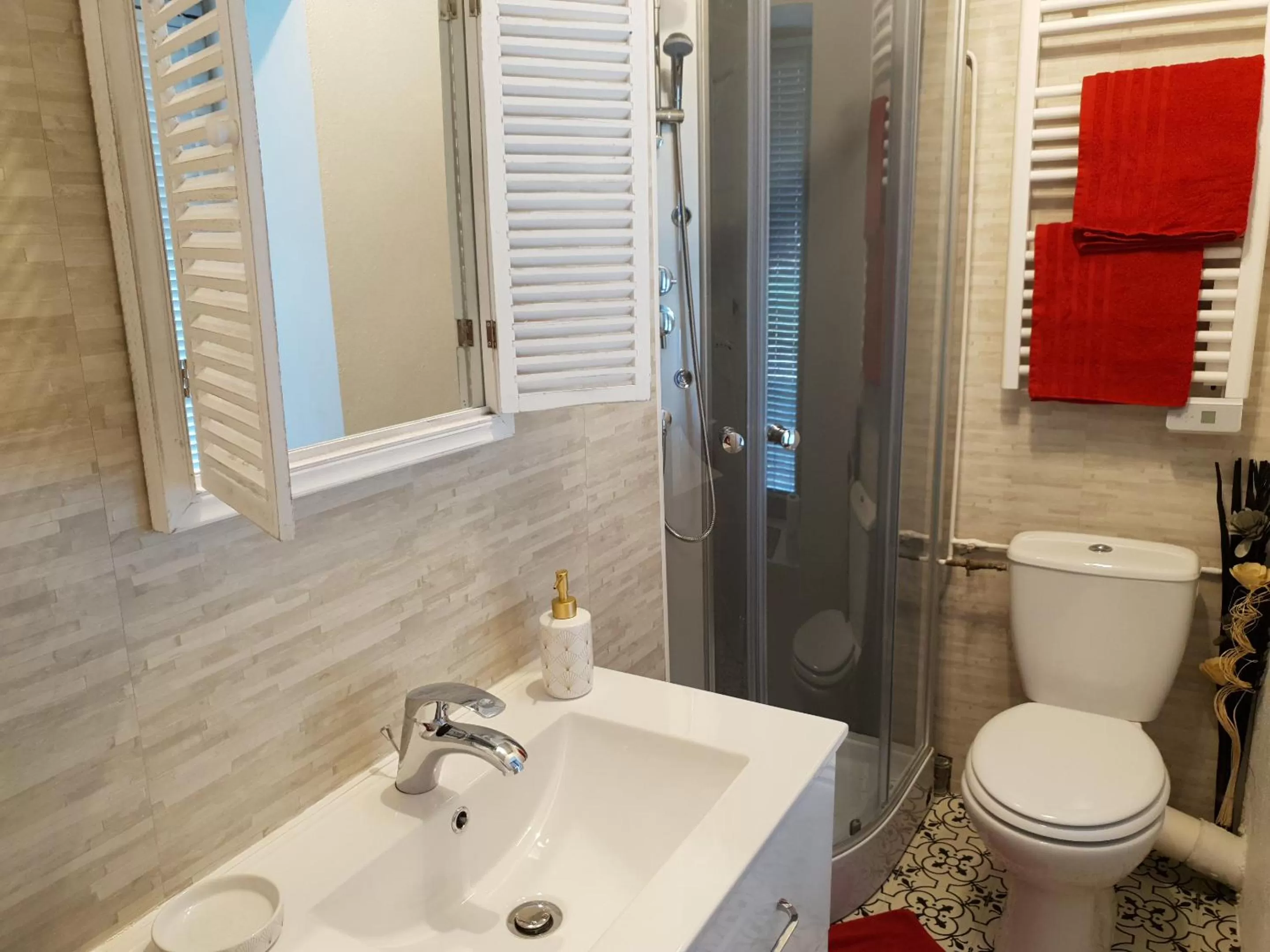 Bathroom in Château Puygrenier