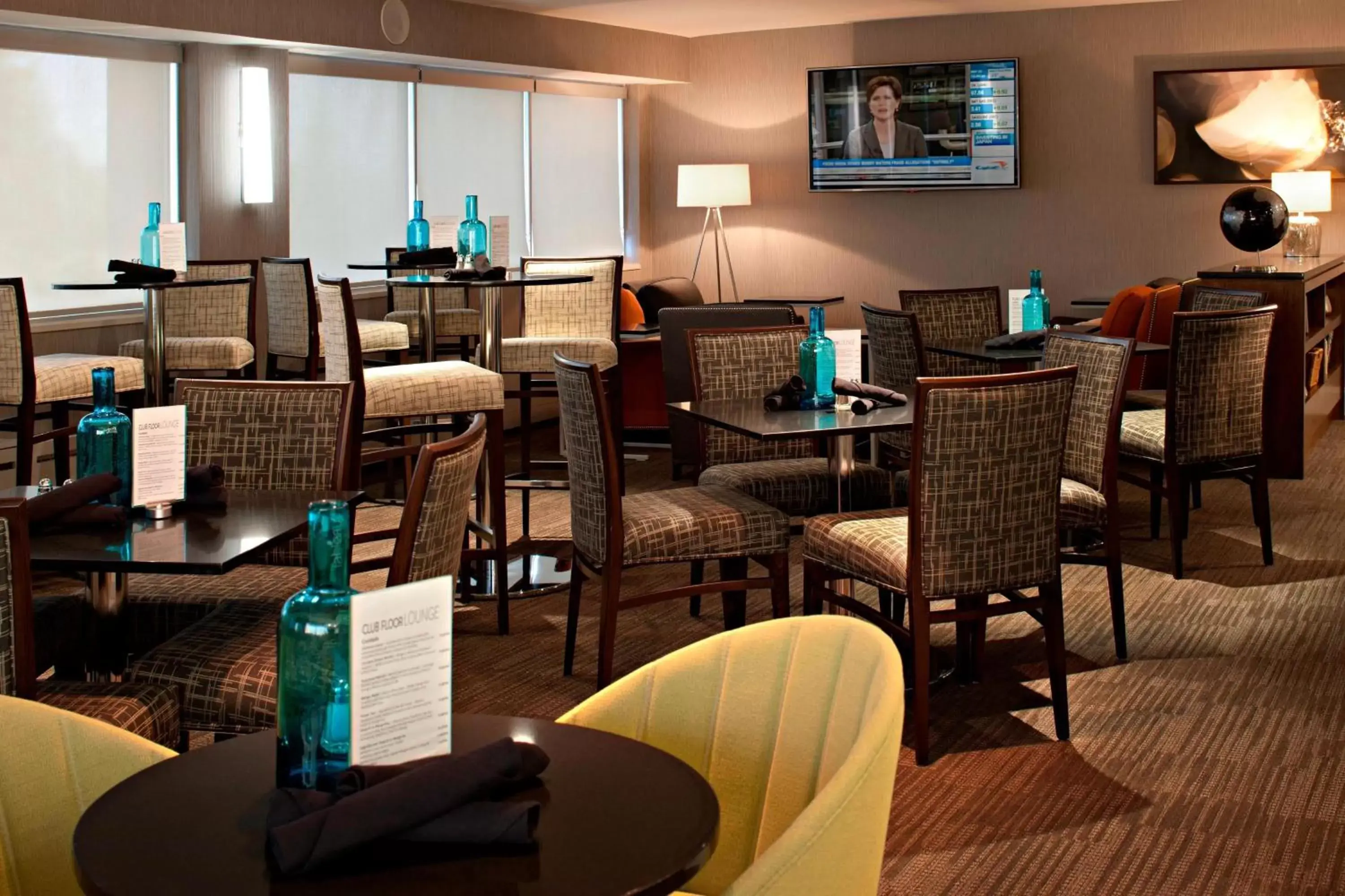 Lounge or bar, Restaurant/Places to Eat in Delta Hotels by Marriott Calgary South