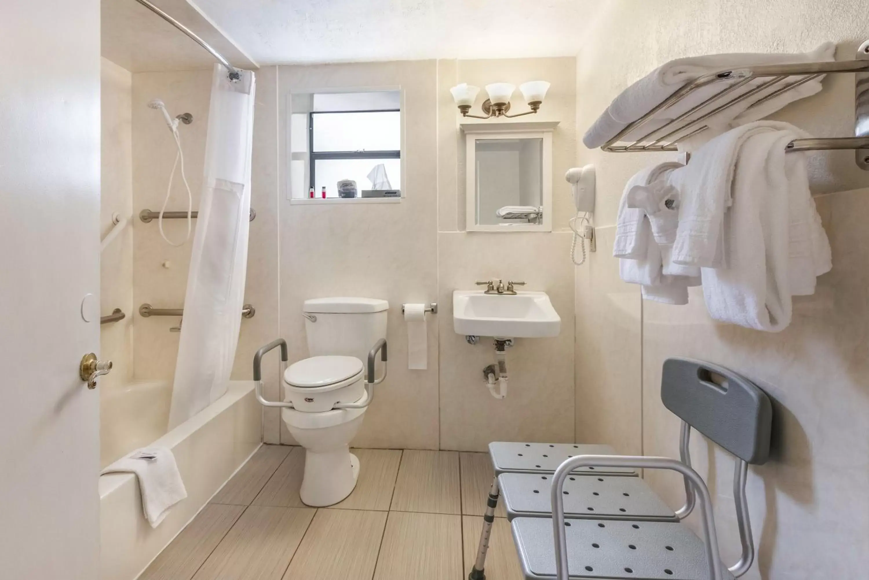 One King Bed - Disability Access in Ocean Reef Hotel One King Bed - Disability Access in Ocean Reef Hotel