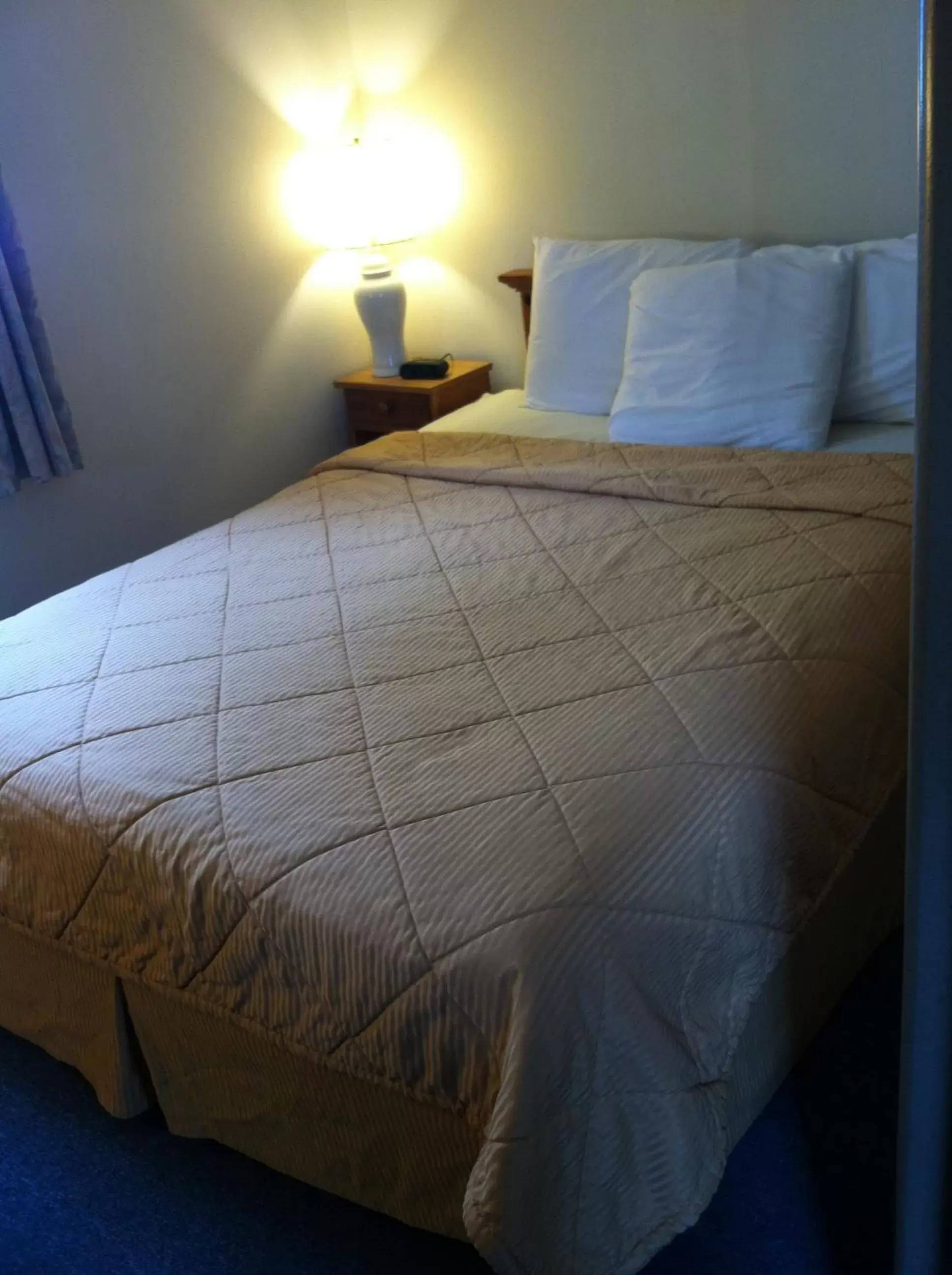 Bed in Franconia Notch Motel