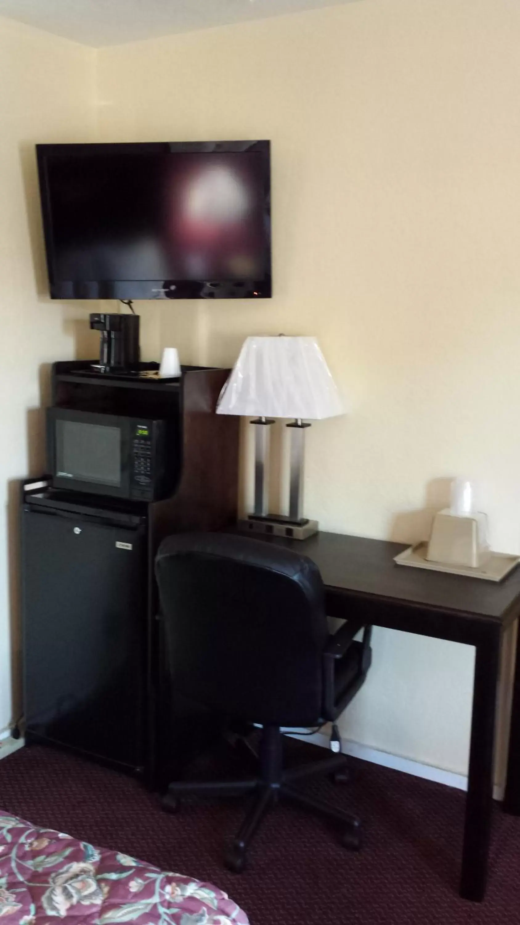 Bedroom, TV/Entertainment Center in American Inn