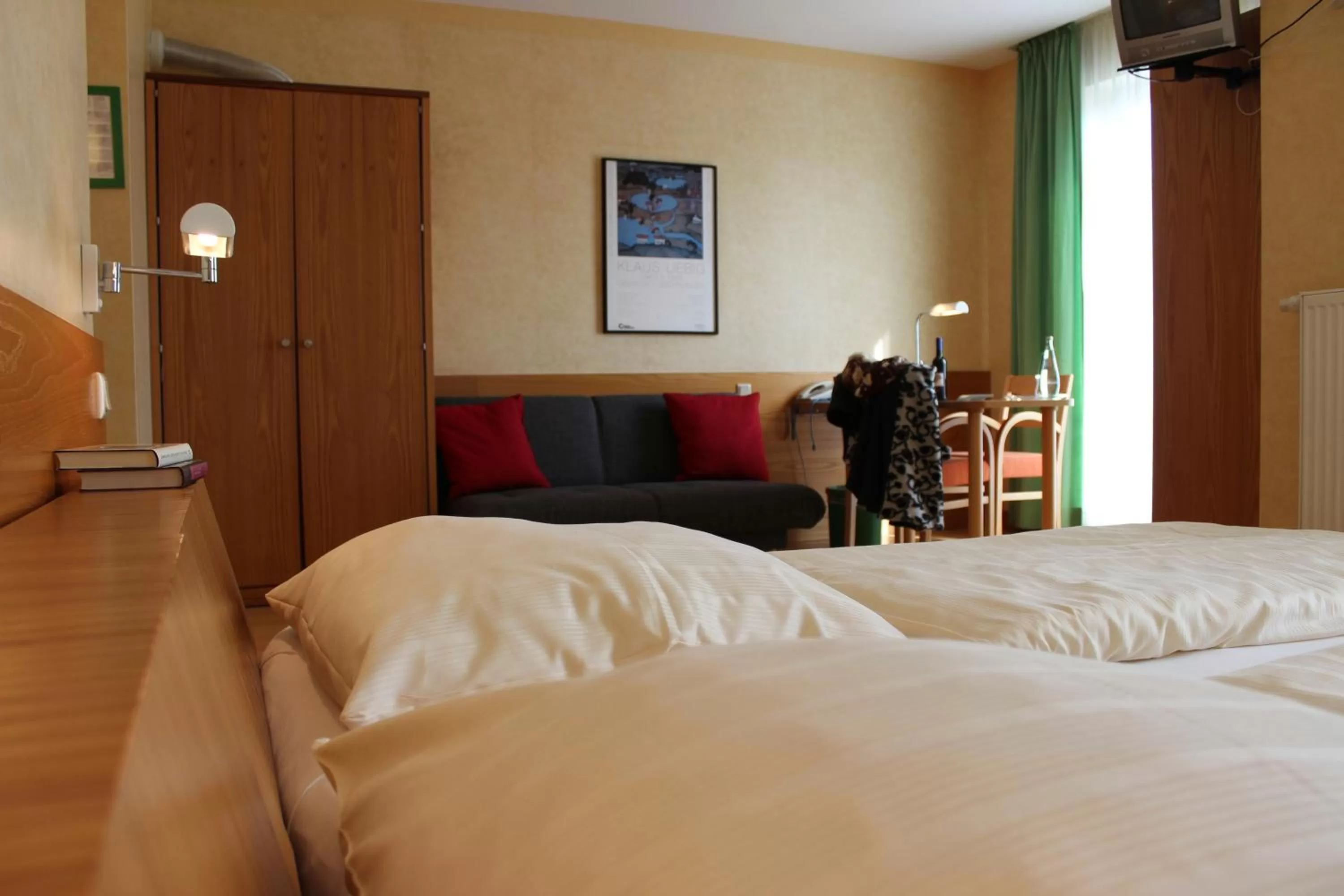 Photo of the whole room, Bed in An der Persiluhr Stadt-gut-Hotel