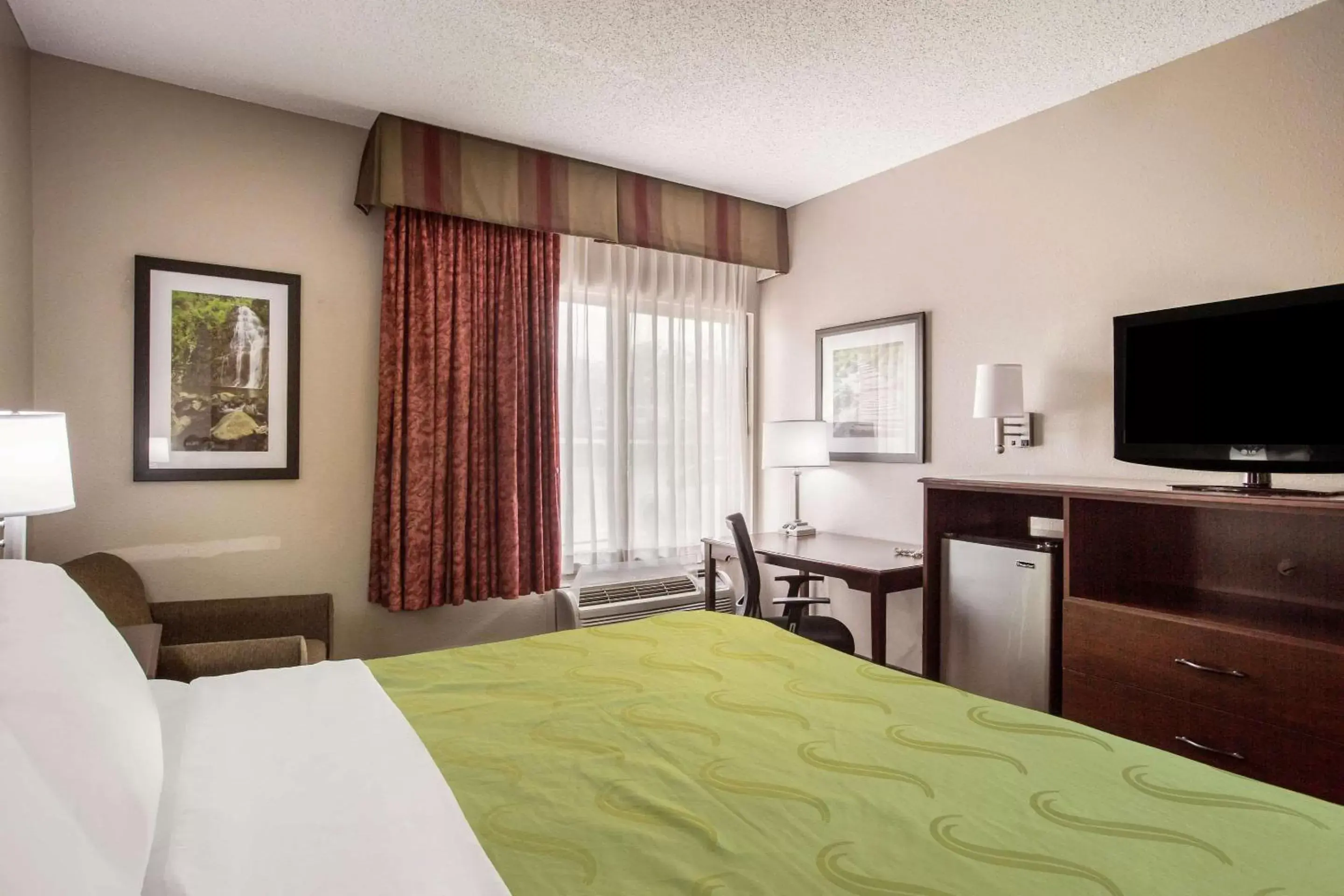 Photo of the whole room, Bed in Quality Inn & Suites Lawrence - University Area