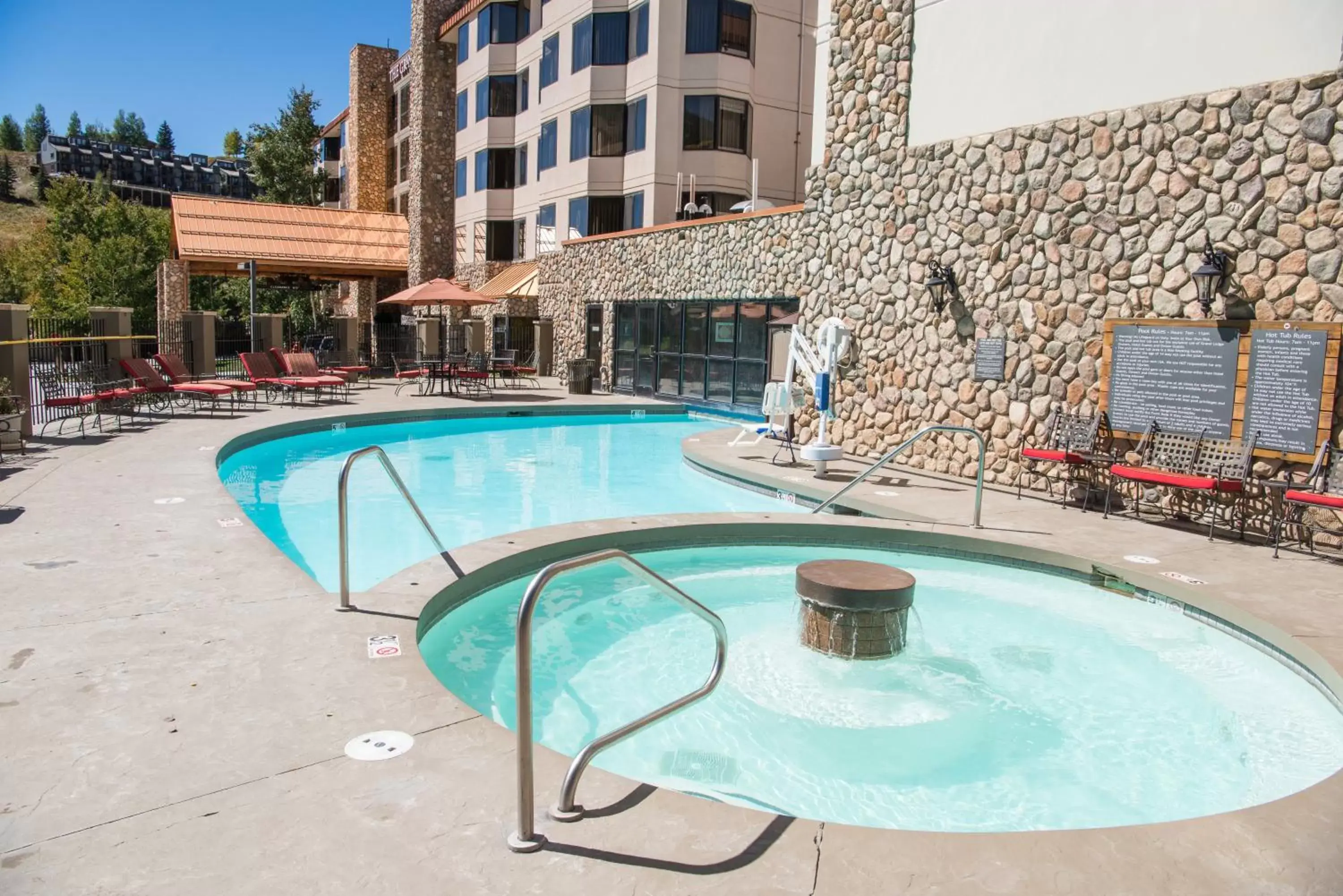 Hot Tub, Swimming Pool in The Grand Lodge Hotel and Suites
