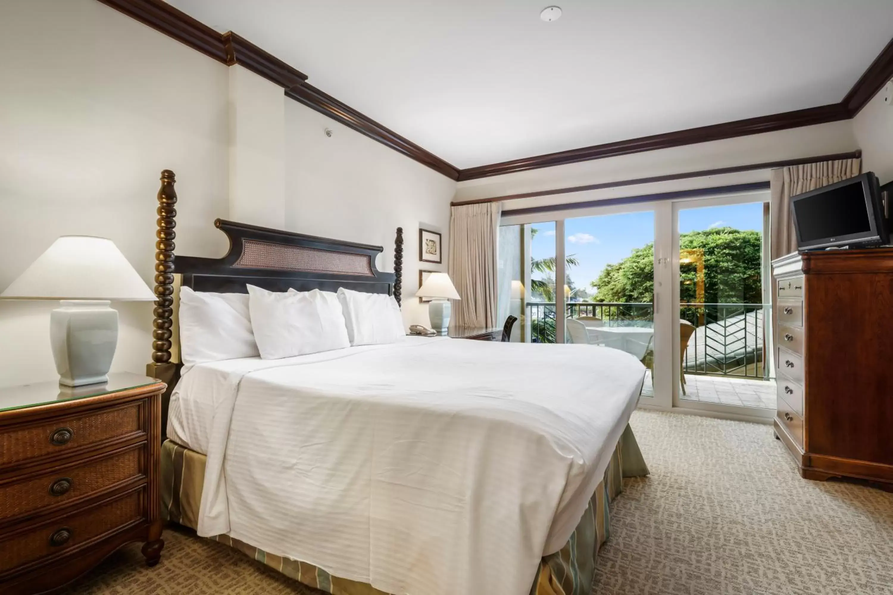 TV and multimedia, Bed in Waipouli Beach Resort & Spa Kauai By Outrigger